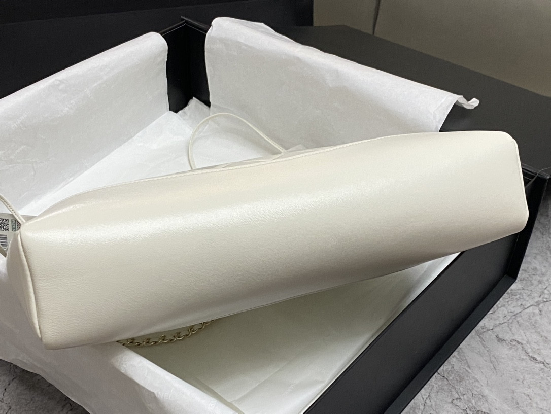 CHANEL  SHOPPING BAG Shiny Lambskin & Gold-Tone Metal 35x39x8cm