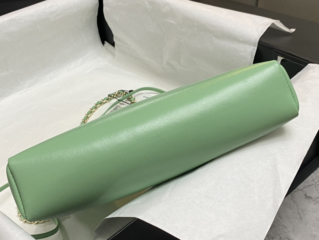 CHANEL MINI SHOPPING BAG Shiny Lambskin & Gold-Tone Metal Light green 22x23x5.5cm