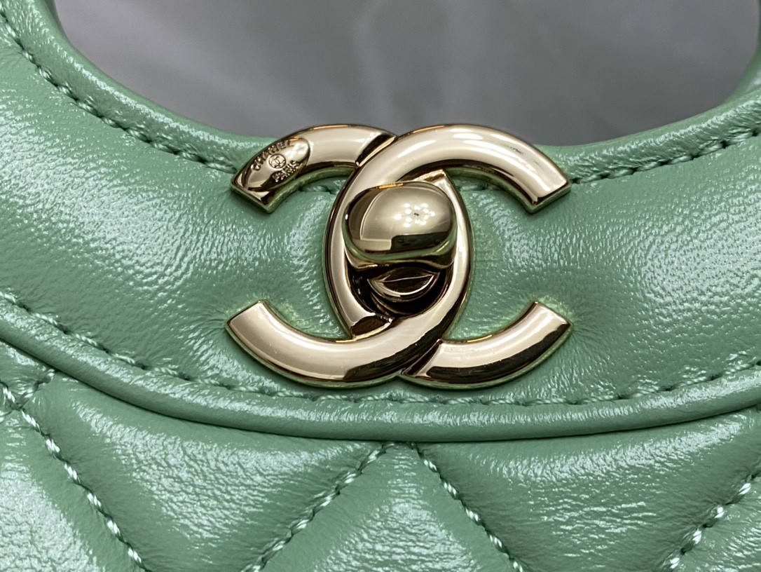 CHANEL MINI SHOPPING BAG Shiny Lambskin & Gold-Tone Metal Light green 22x23x5.5cm