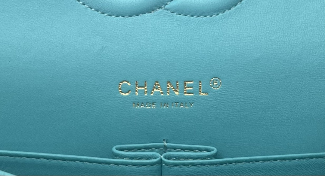 CHANEL CLASSIC 11.12 HANDBAG  Tweed & Gold-Tone Metal 6 × 9.9 × 2.5 in