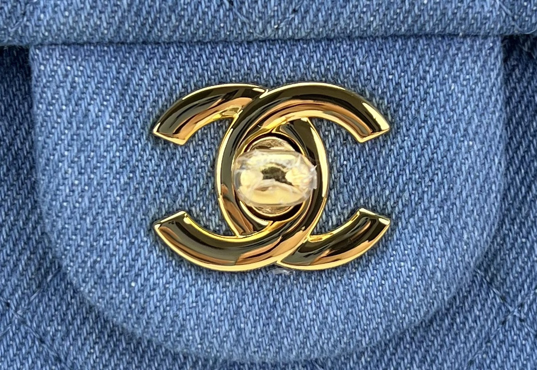 CHANEL CLASSIC 11.12 HANDBAG Tweed & Gold-Tone Metal  6 × 9.9 × 2.5 in