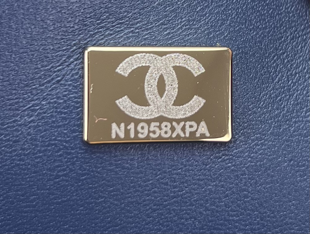 CHANEL MINI CLASSIC 11.12 HANDBAG Tweed & Gold-Tone Metal 4.7 × 7.8 × 2.3 in