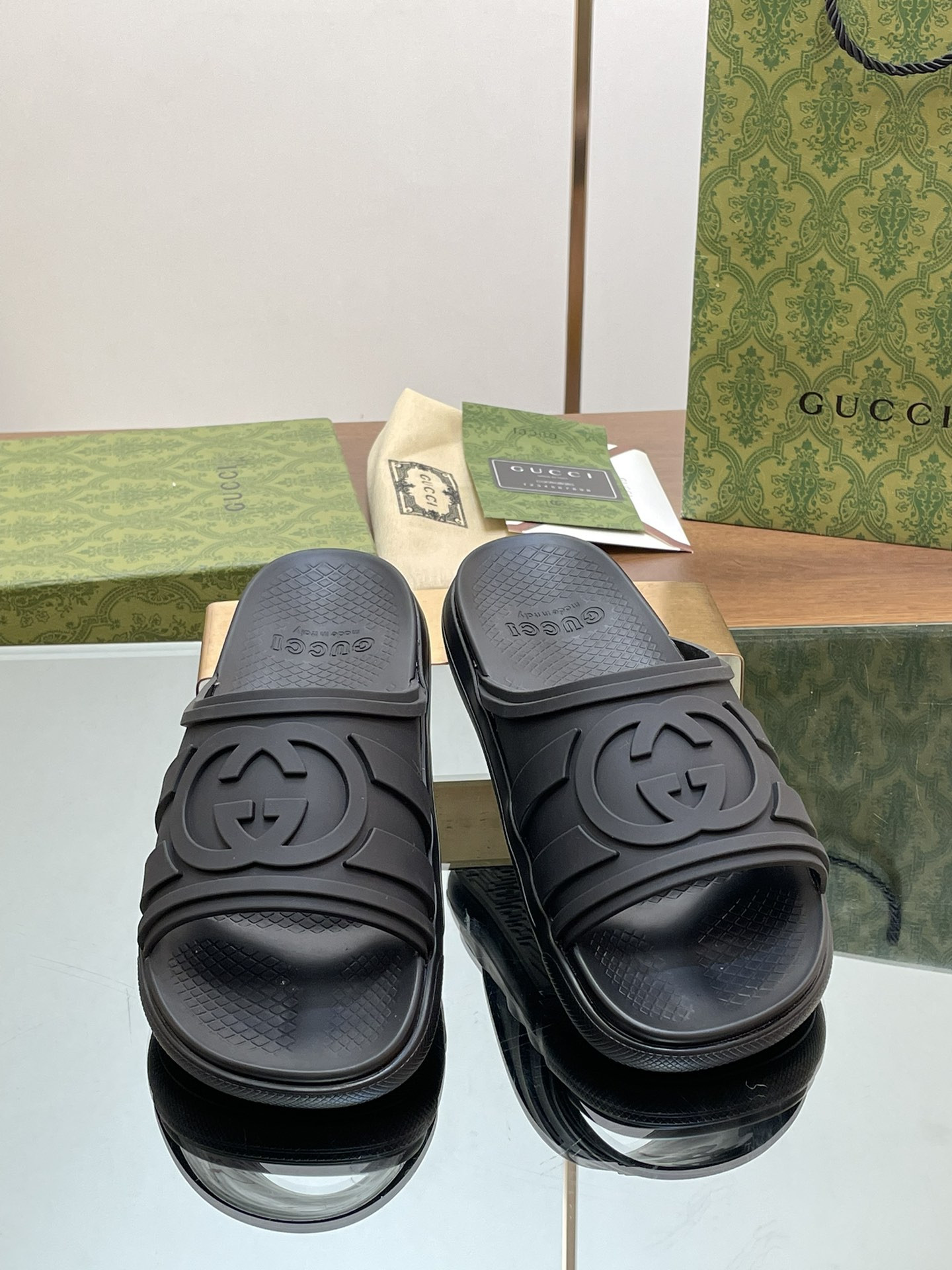 UA GUCCI INTERLOCKING G SLIDE SANDAL