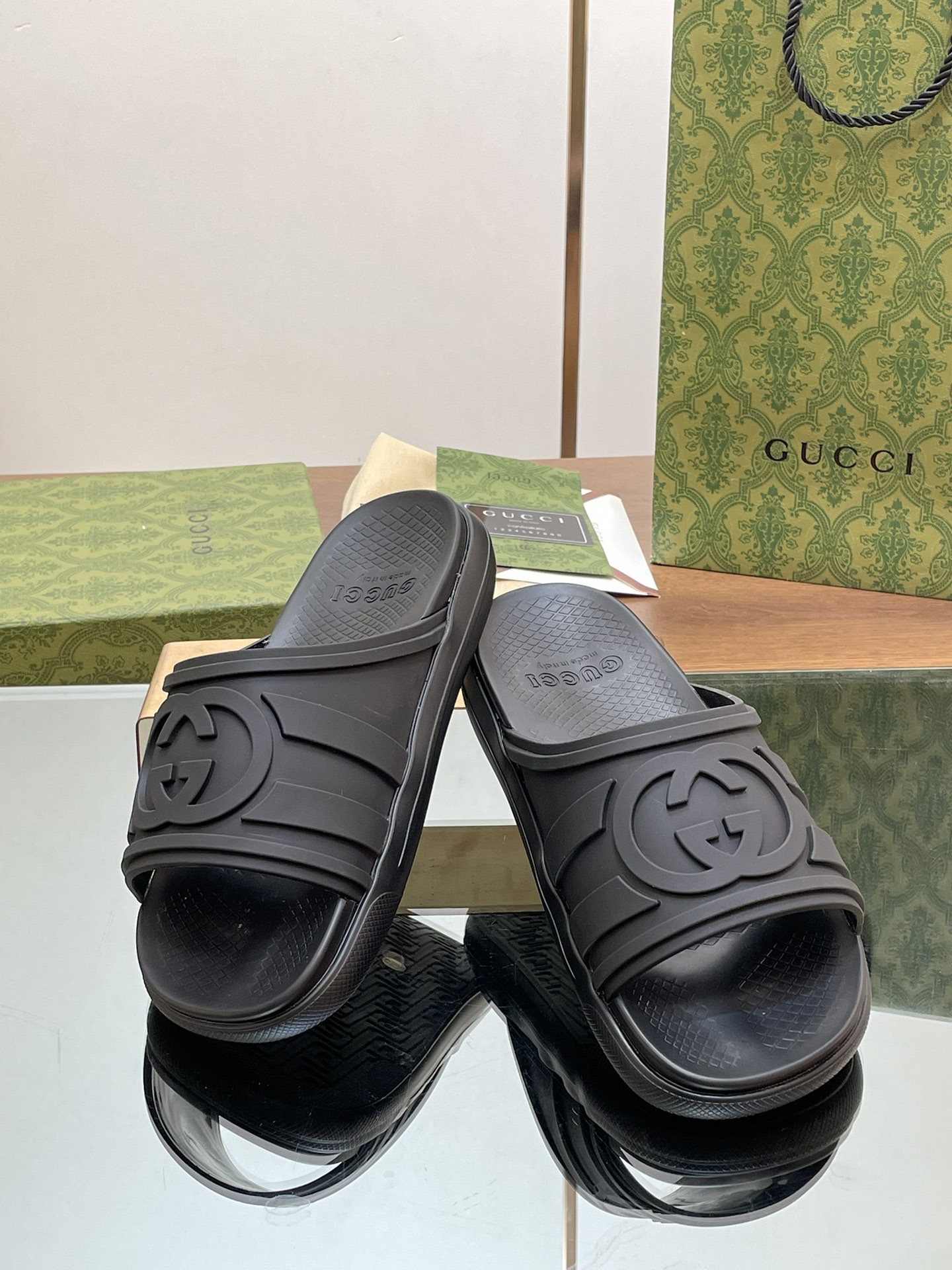 UA GUCCI INTERLOCKING G SLIDE SANDAL