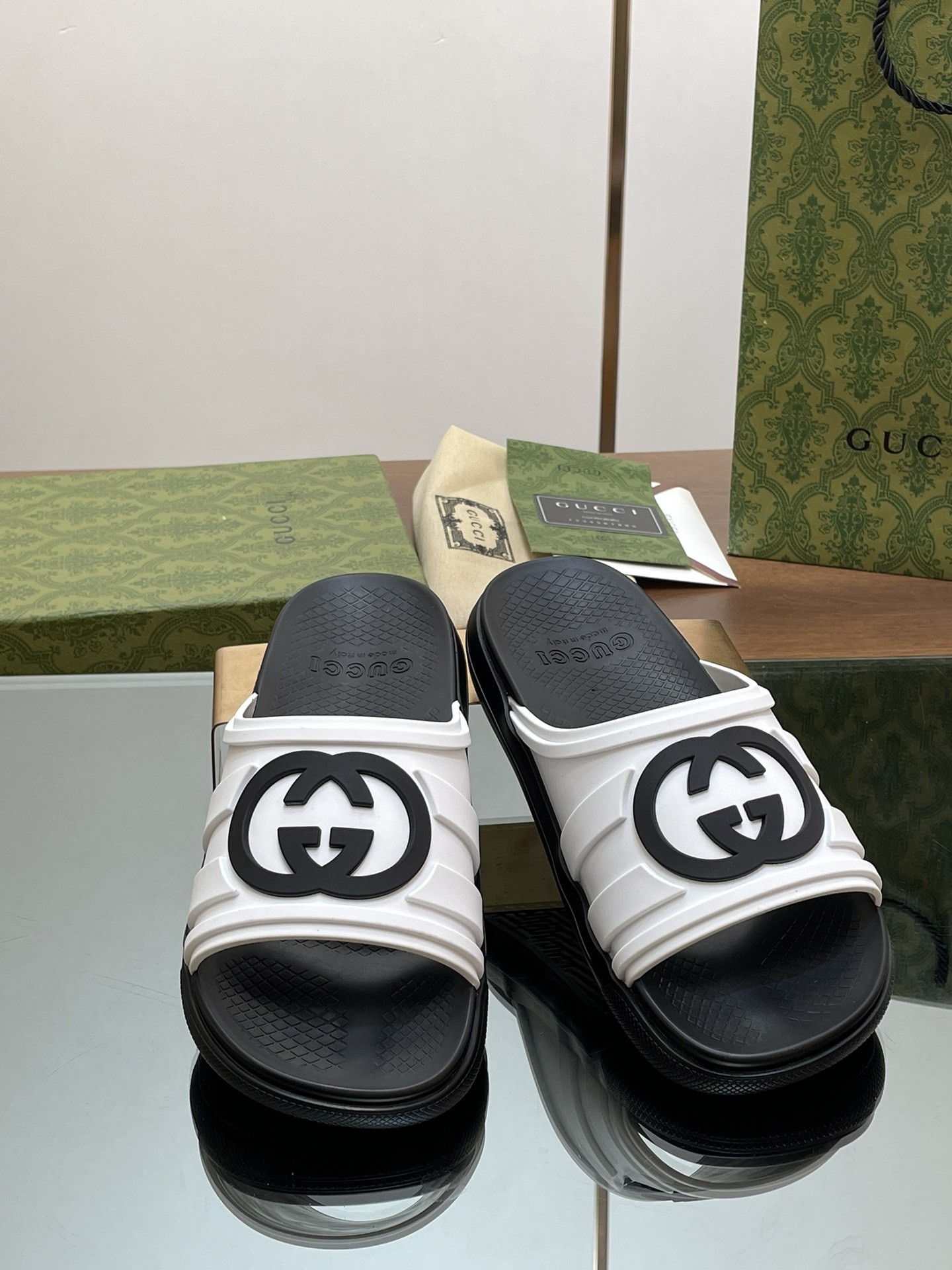 UA GUCCI INTERLOCKING G SLIDE SANDAL