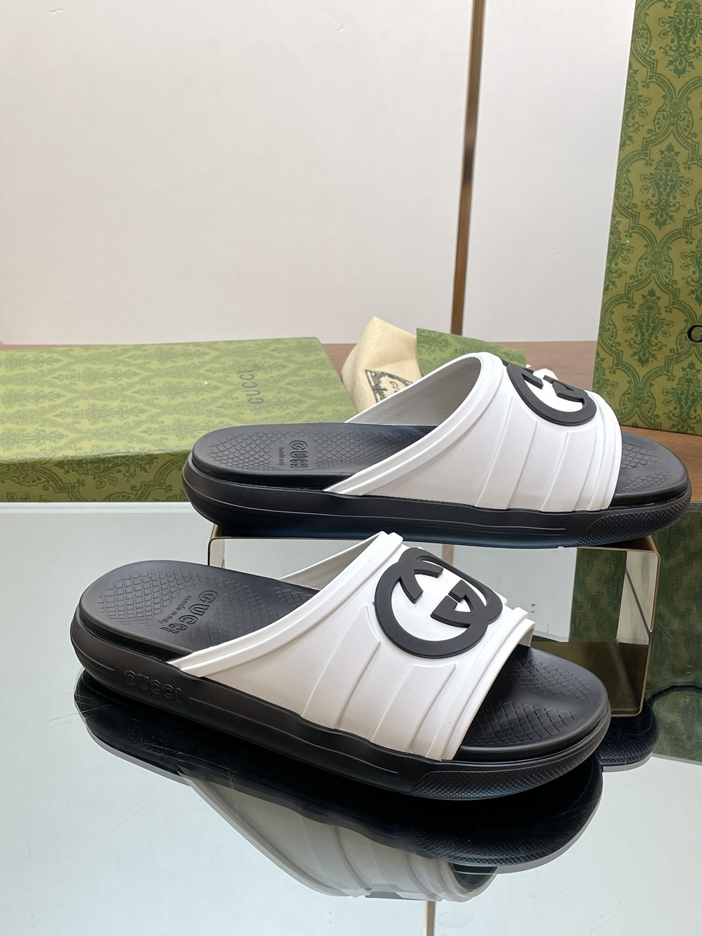 UA GUCCI INTERLOCKING G SLIDE SANDAL