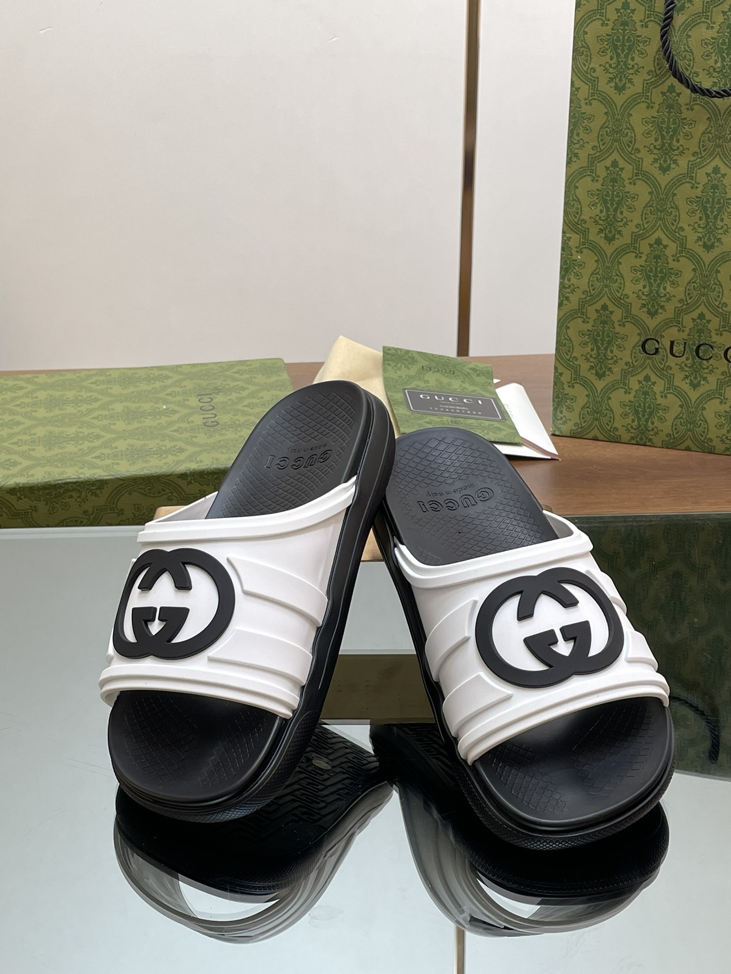 UA GUCCI INTERLOCKING G SLIDE SANDAL