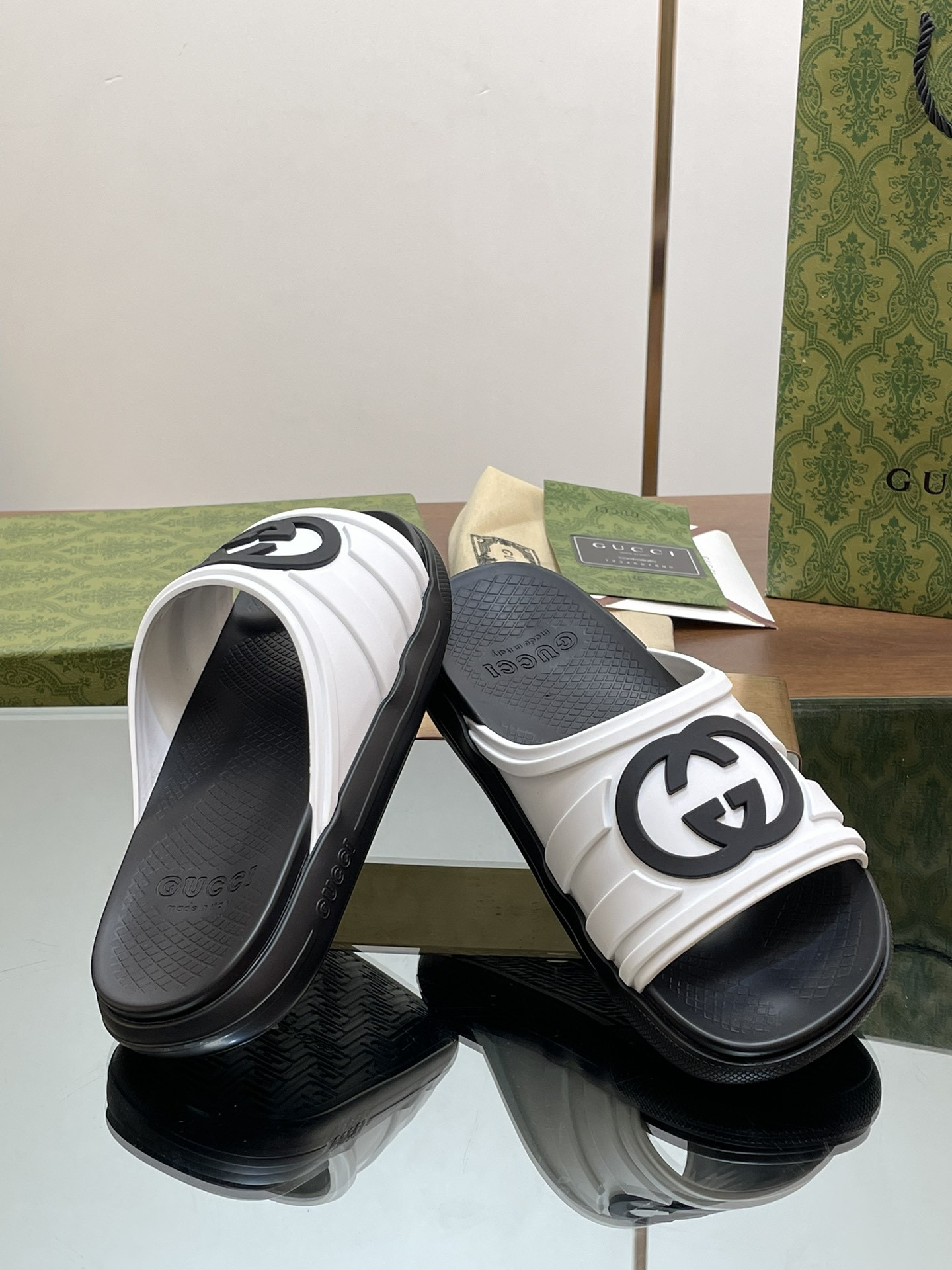 UA GUCCI INTERLOCKING G SLIDE SANDAL