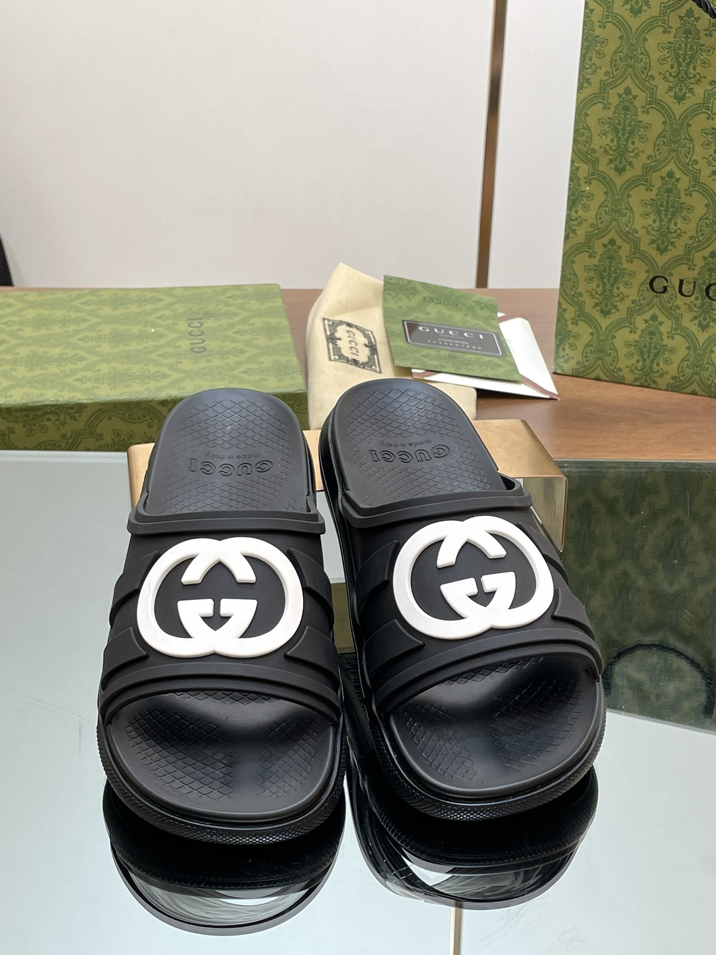 UA GUCCI INTERLOCKING G SLIDE SANDAL