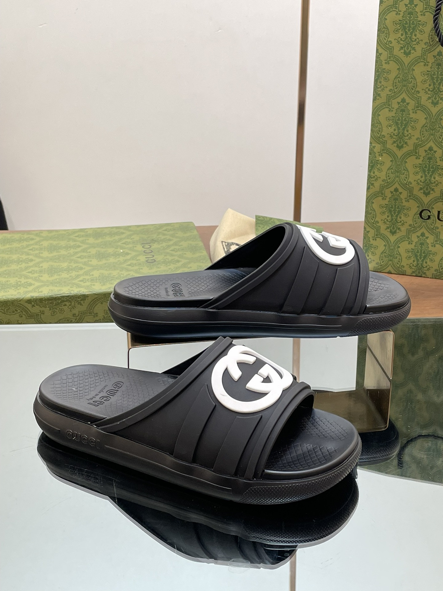 UA GUCCI INTERLOCKING G SLIDE SANDAL