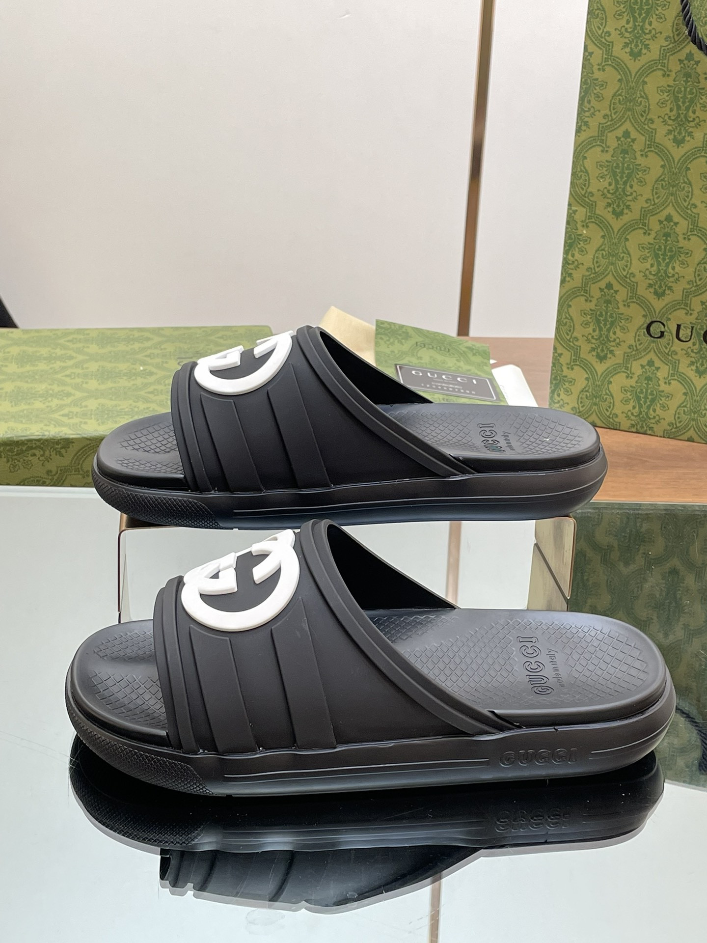 UA GUCCI INTERLOCKING G SLIDE SANDAL