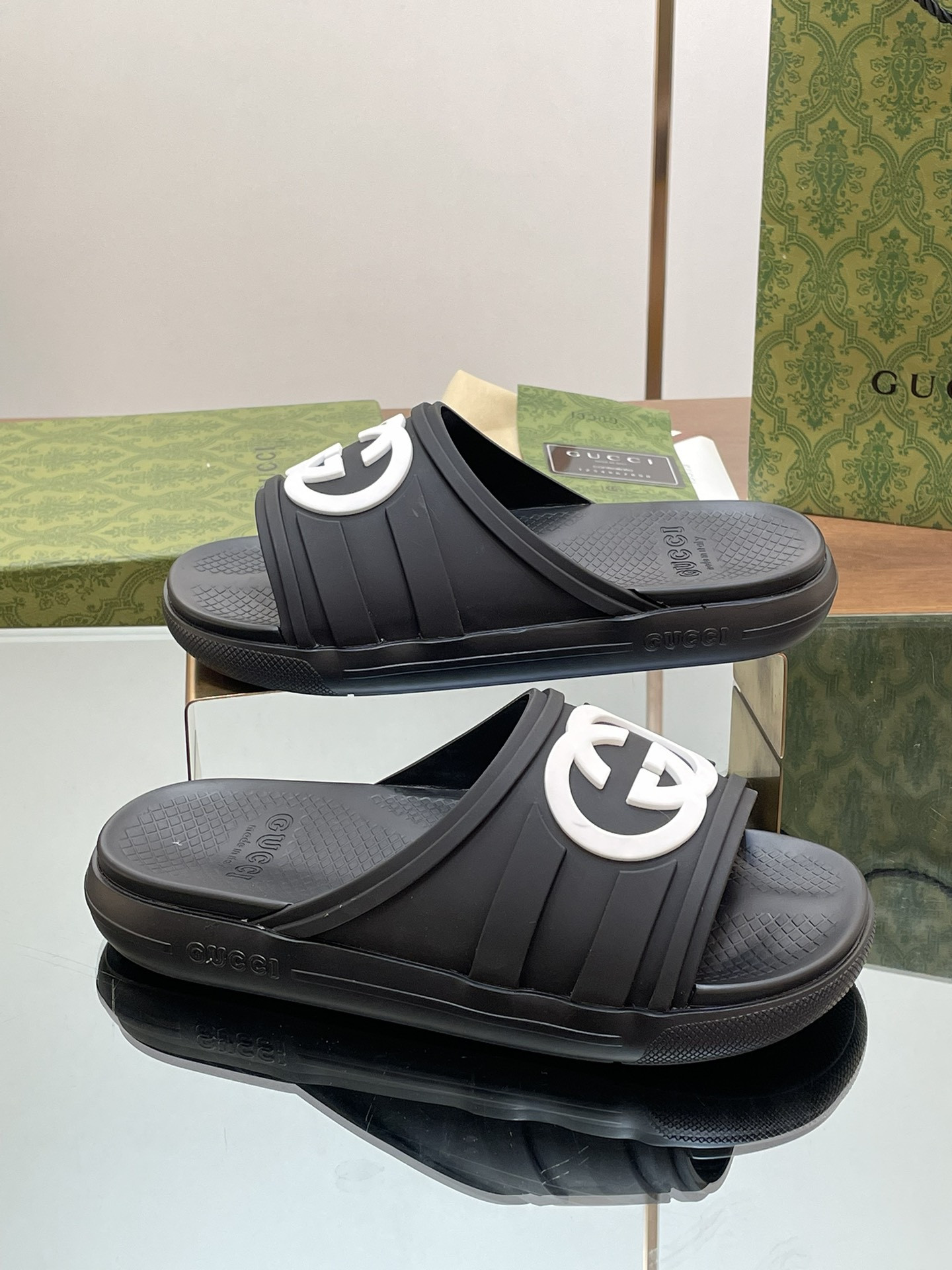 UA GUCCI INTERLOCKING G SLIDE SANDAL