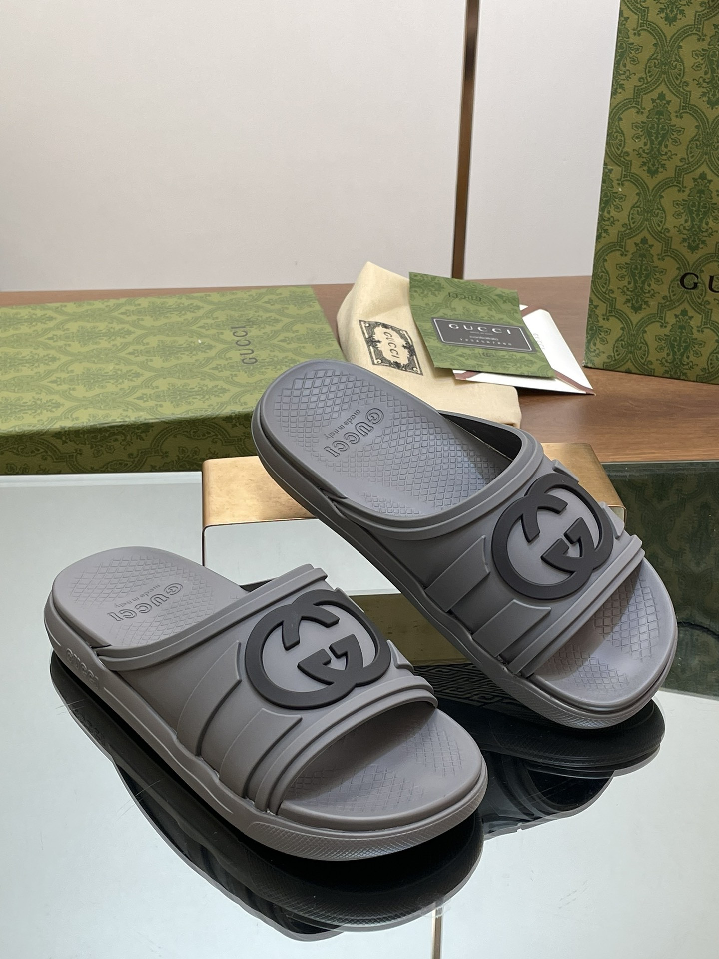 UA GUCCI INTERLOCKING G SLIDE SANDAL