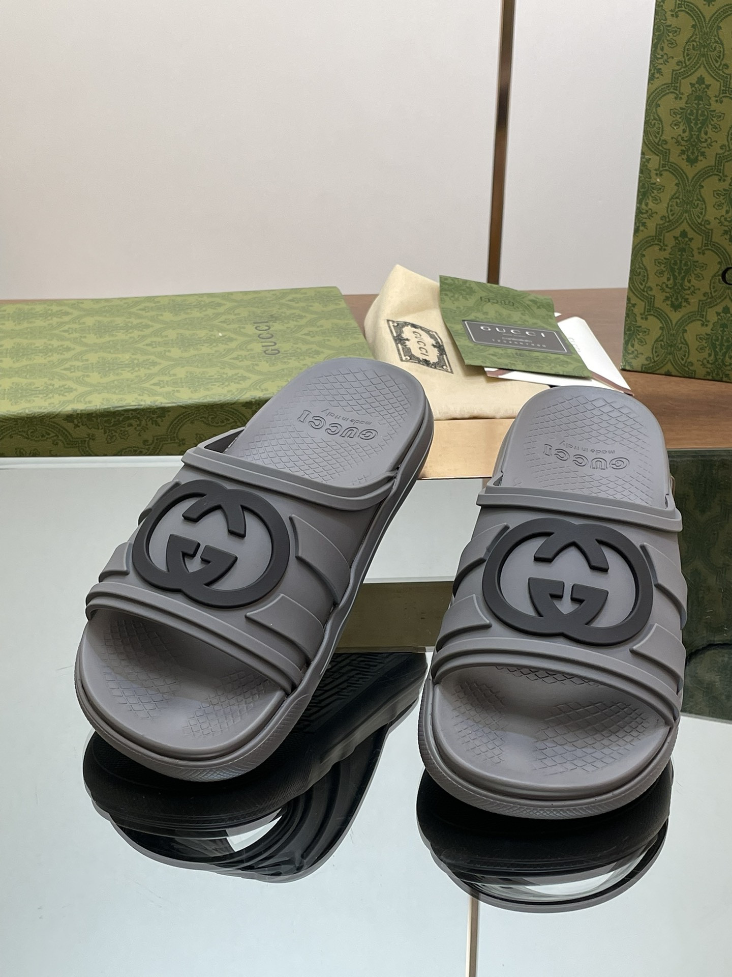 UA GUCCI INTERLOCKING G SLIDE SANDAL