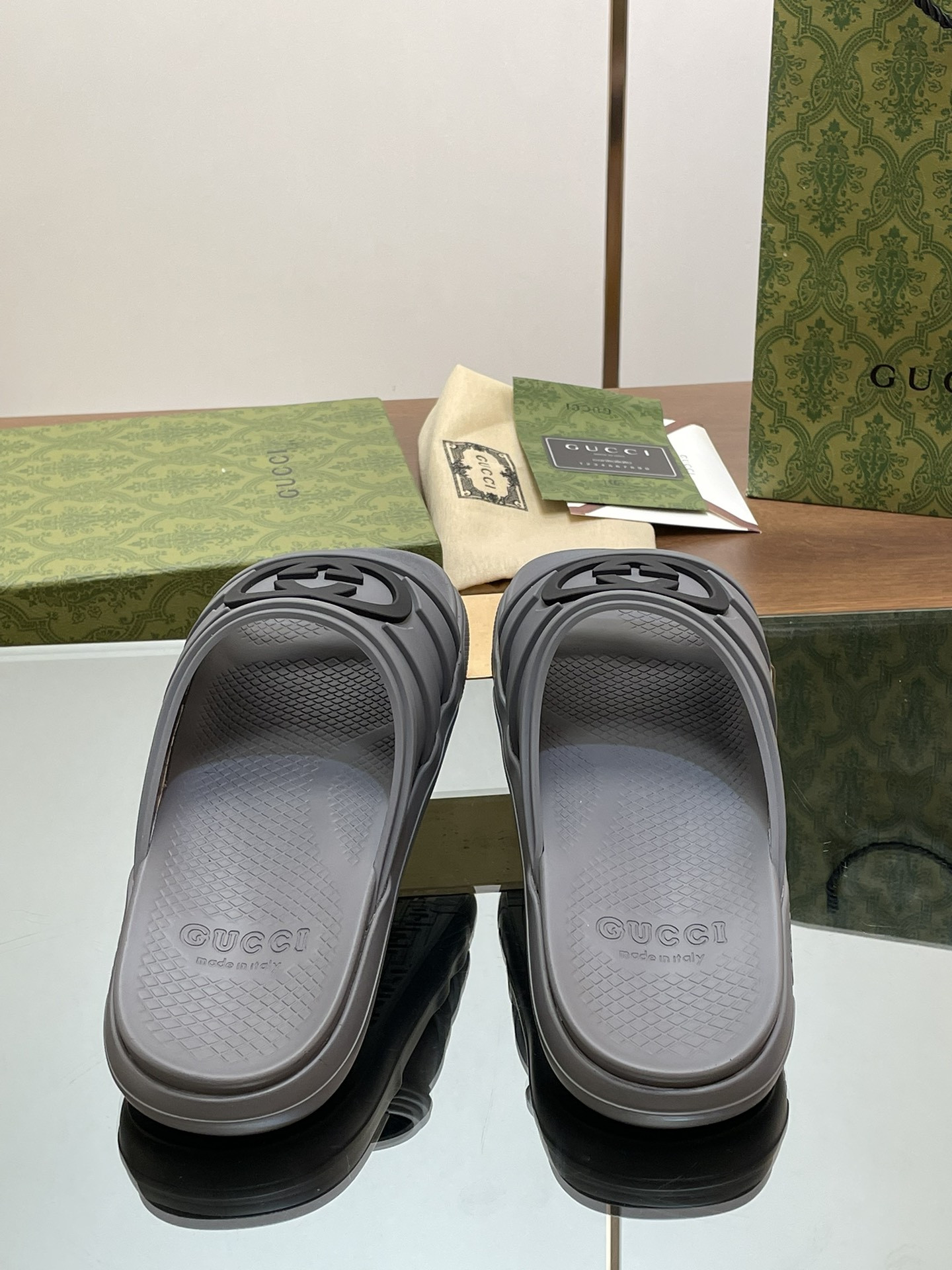 UA GUCCI INTERLOCKING G SLIDE SANDAL