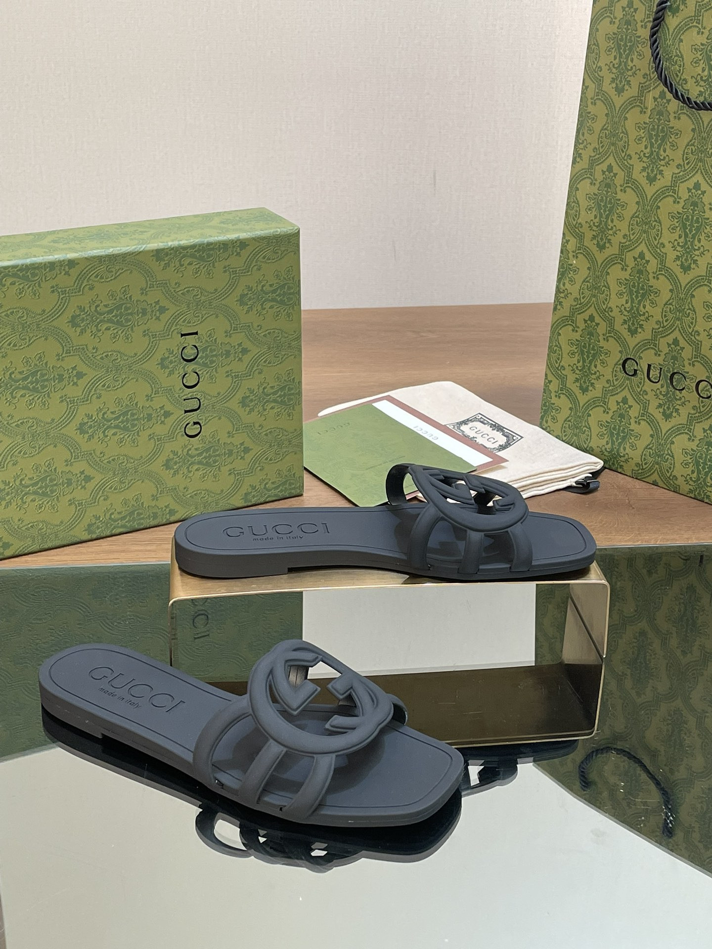 UA GUCCI INTERLOCKING G SLIDE SANDAL Black