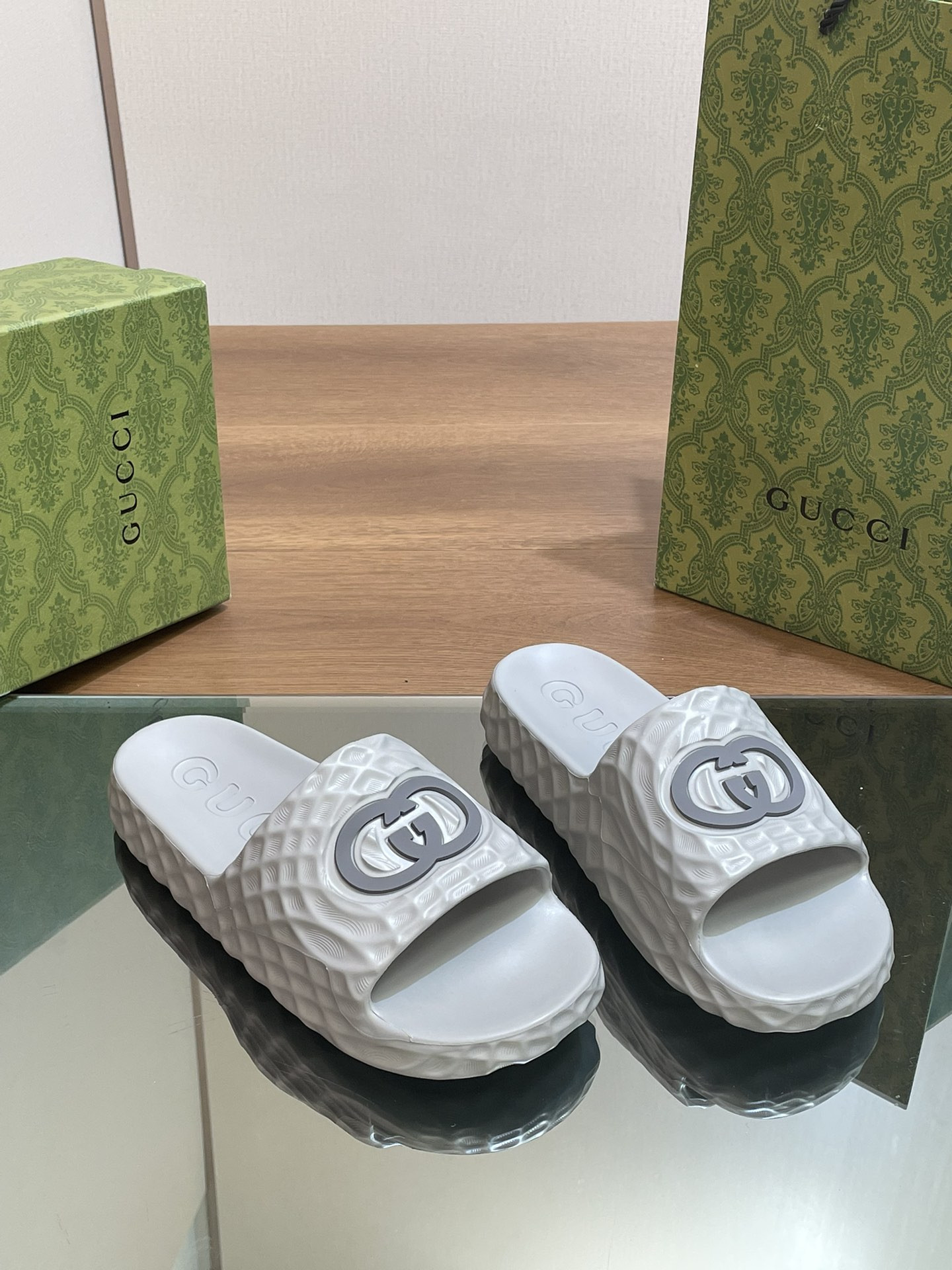 UA GUCCI INTERLOCKING G SLIDE SANDAL Gray