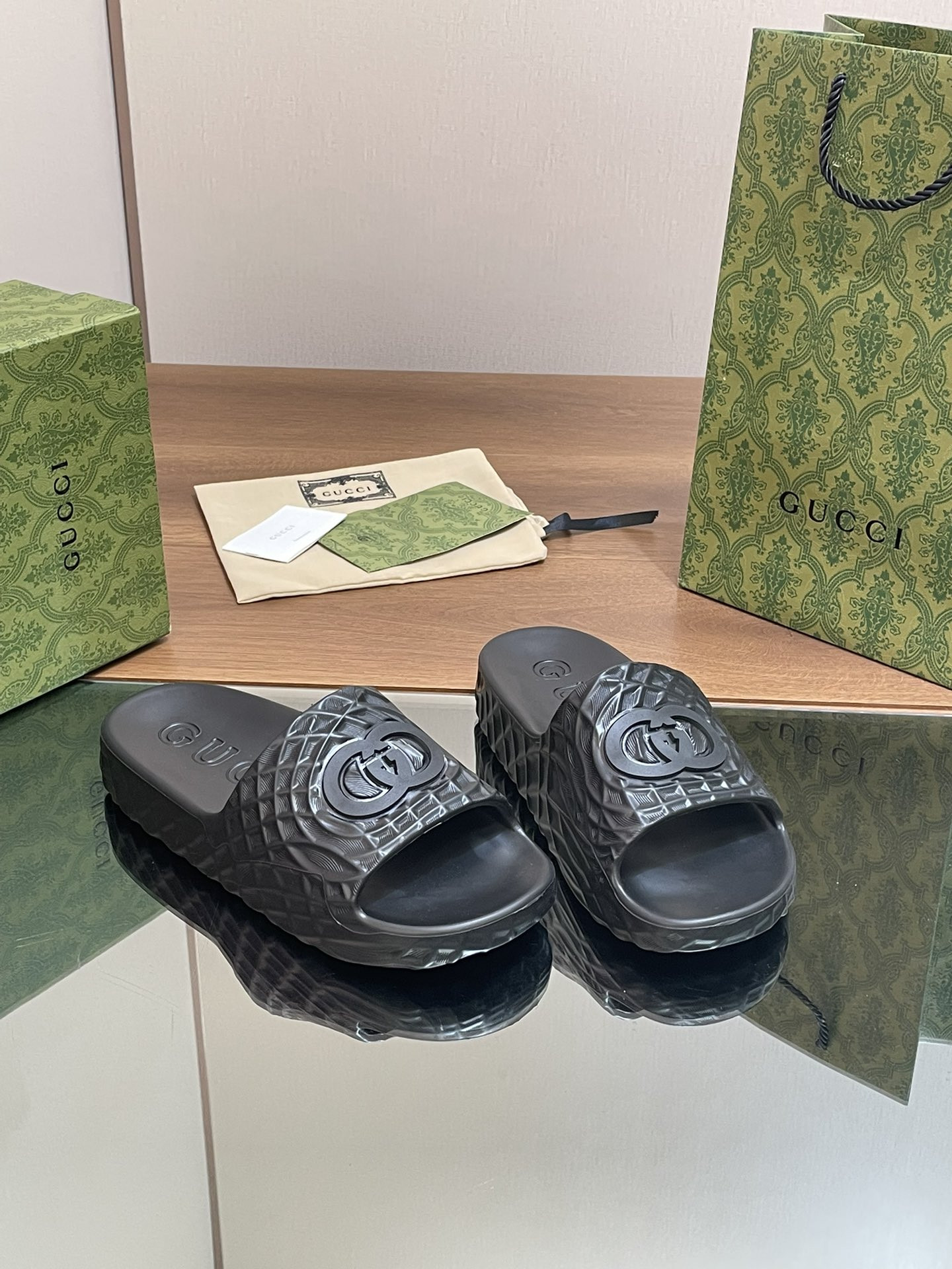 UA GUCCI INTERLOCKING G SLIDE SANDAL Black