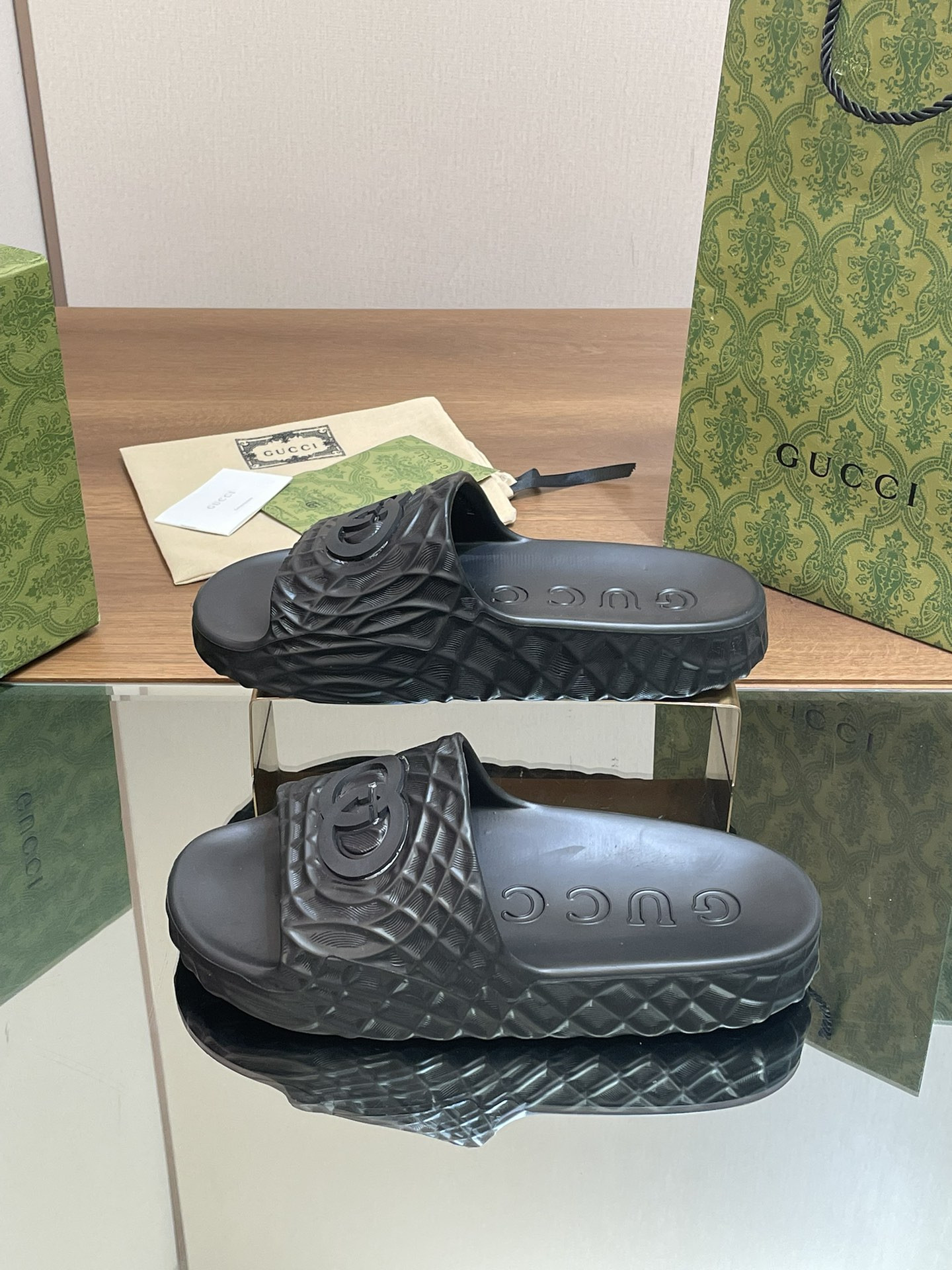 UA GUCCI INTERLOCKING G SLIDE SANDAL Black