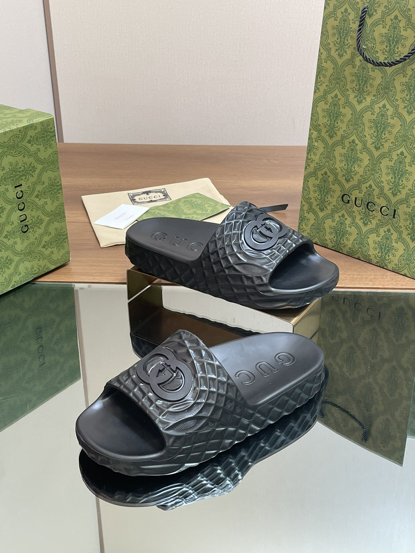 UA GUCCI INTERLOCKING G SLIDE SANDAL Black