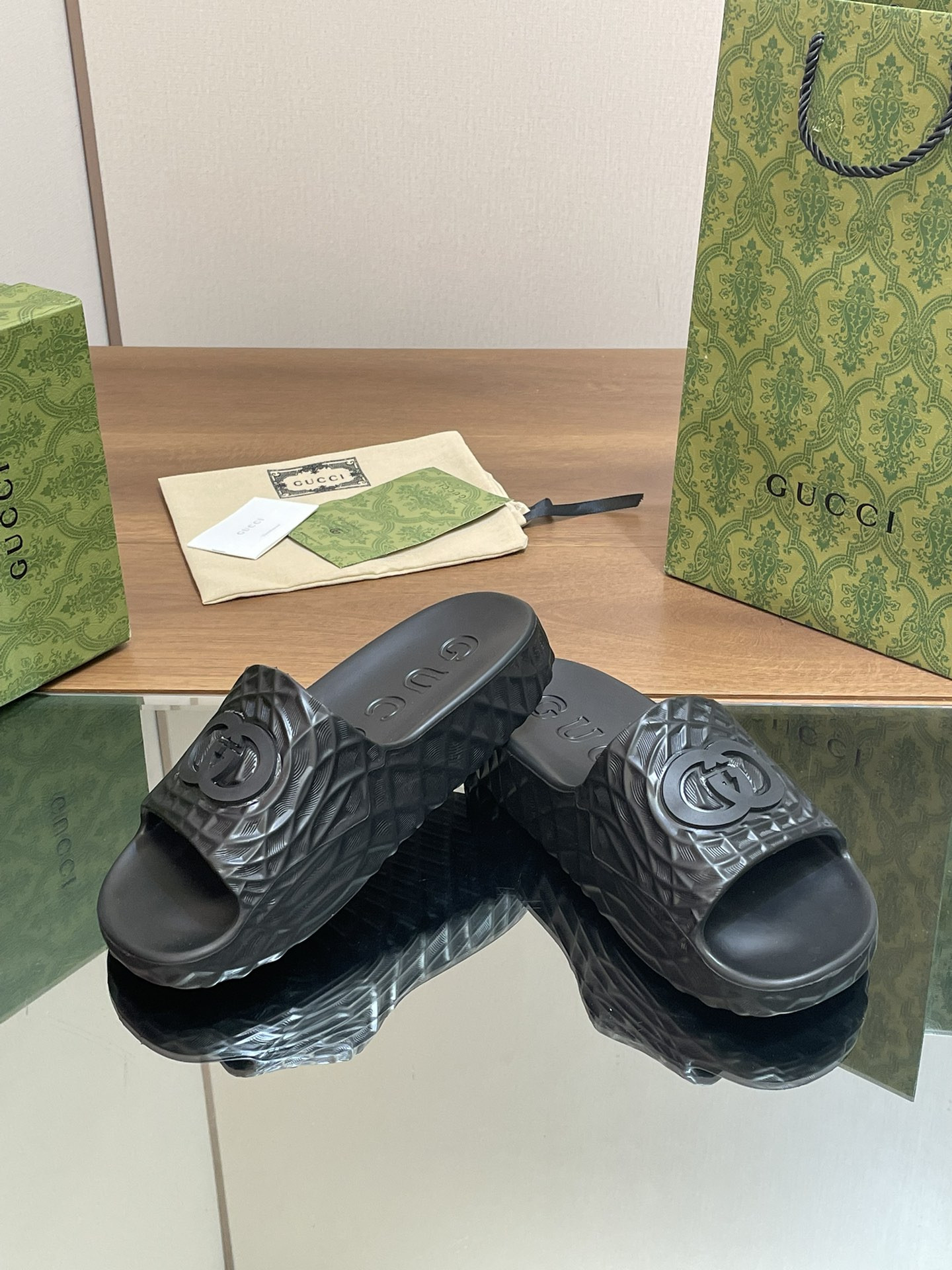 UA GUCCI INTERLOCKING G SLIDE SANDAL Black