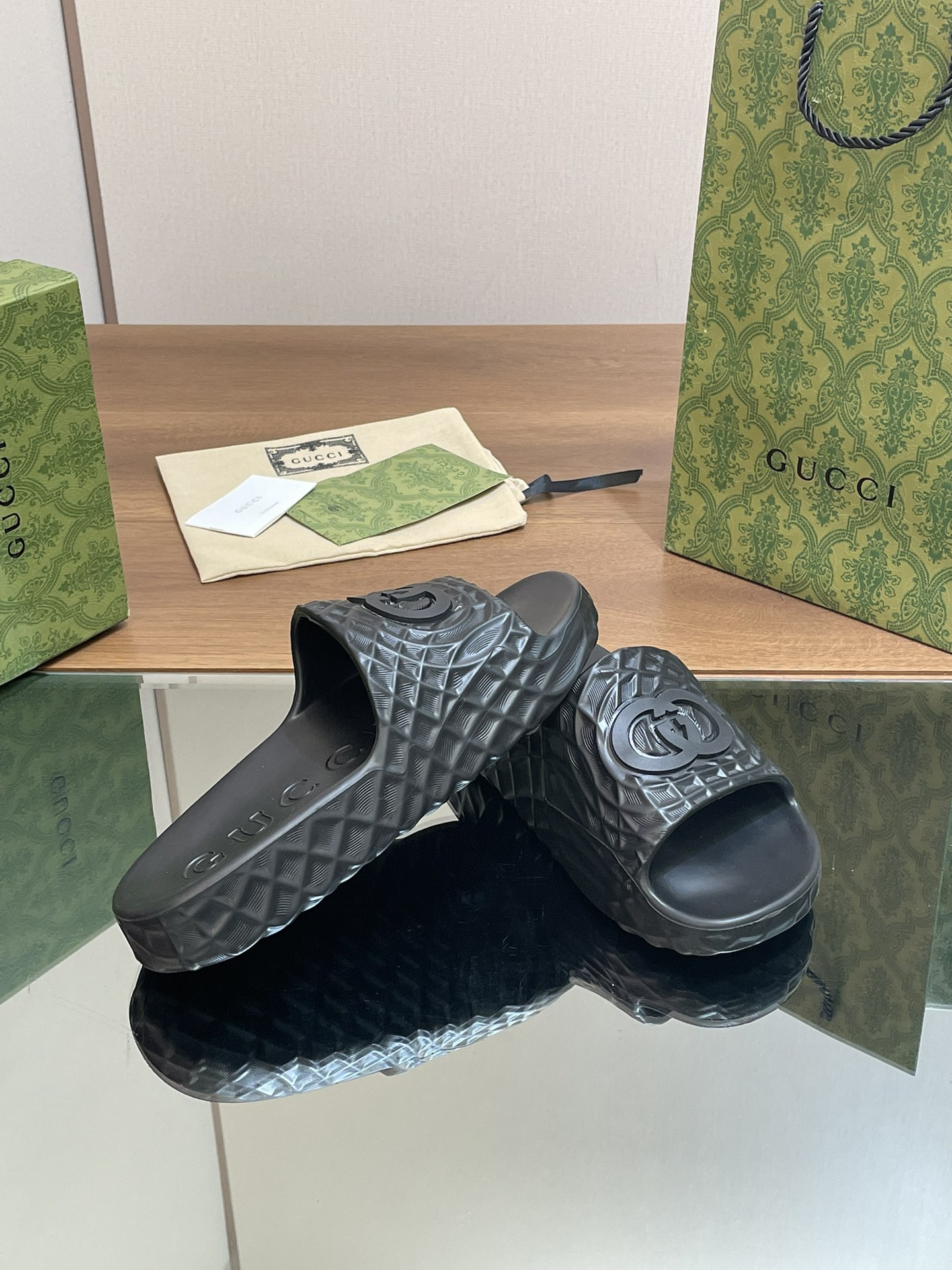 UA GUCCI INTERLOCKING G SLIDE SANDAL Black