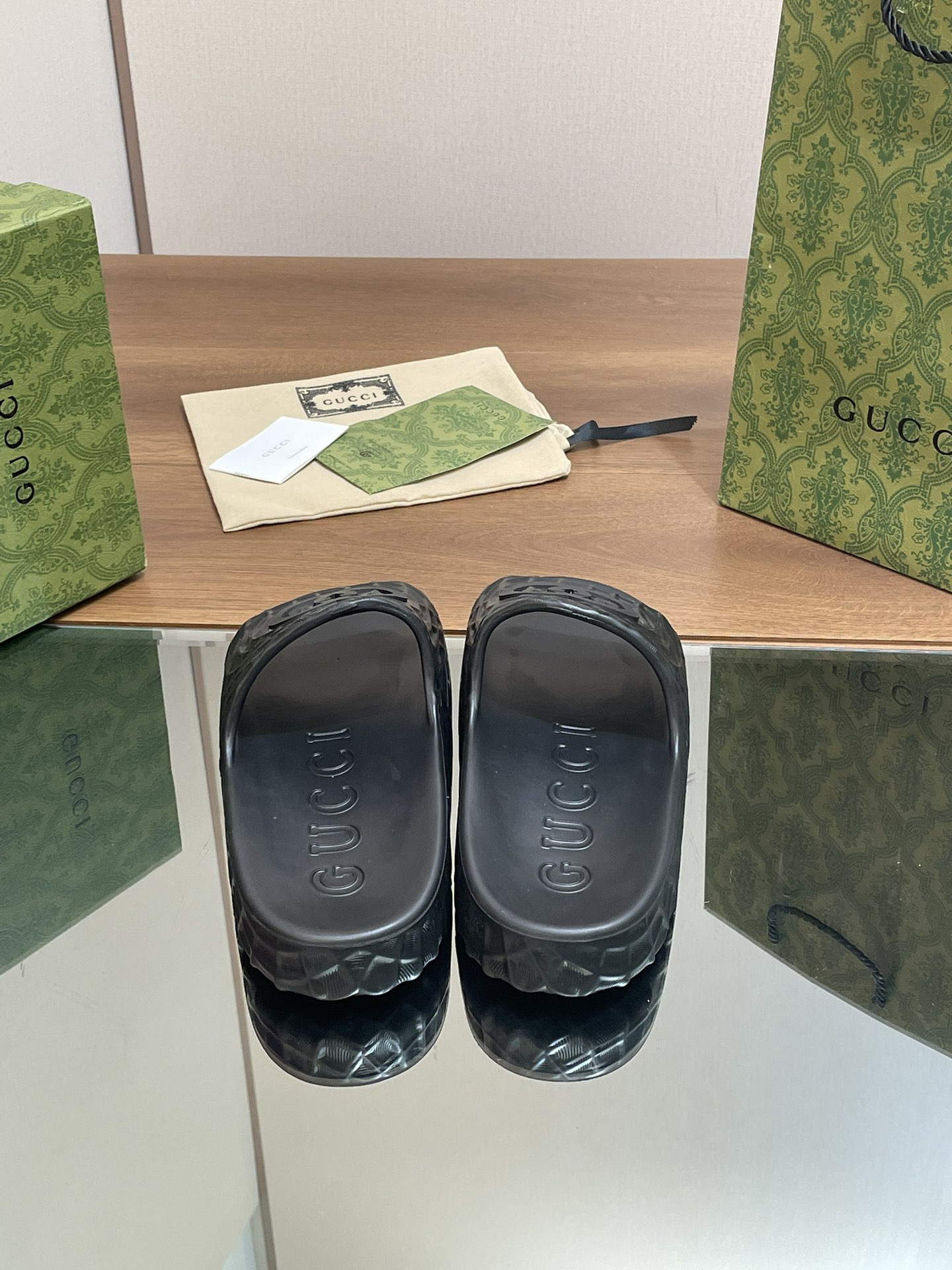 UA GUCCI INTERLOCKING G SLIDE SANDAL Black