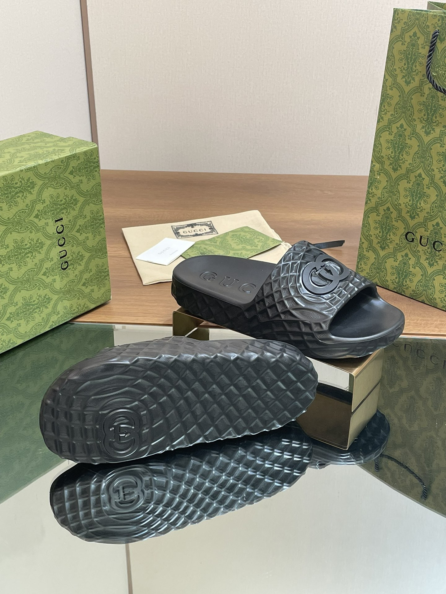 UA GUCCI INTERLOCKING G SLIDE SANDAL Black