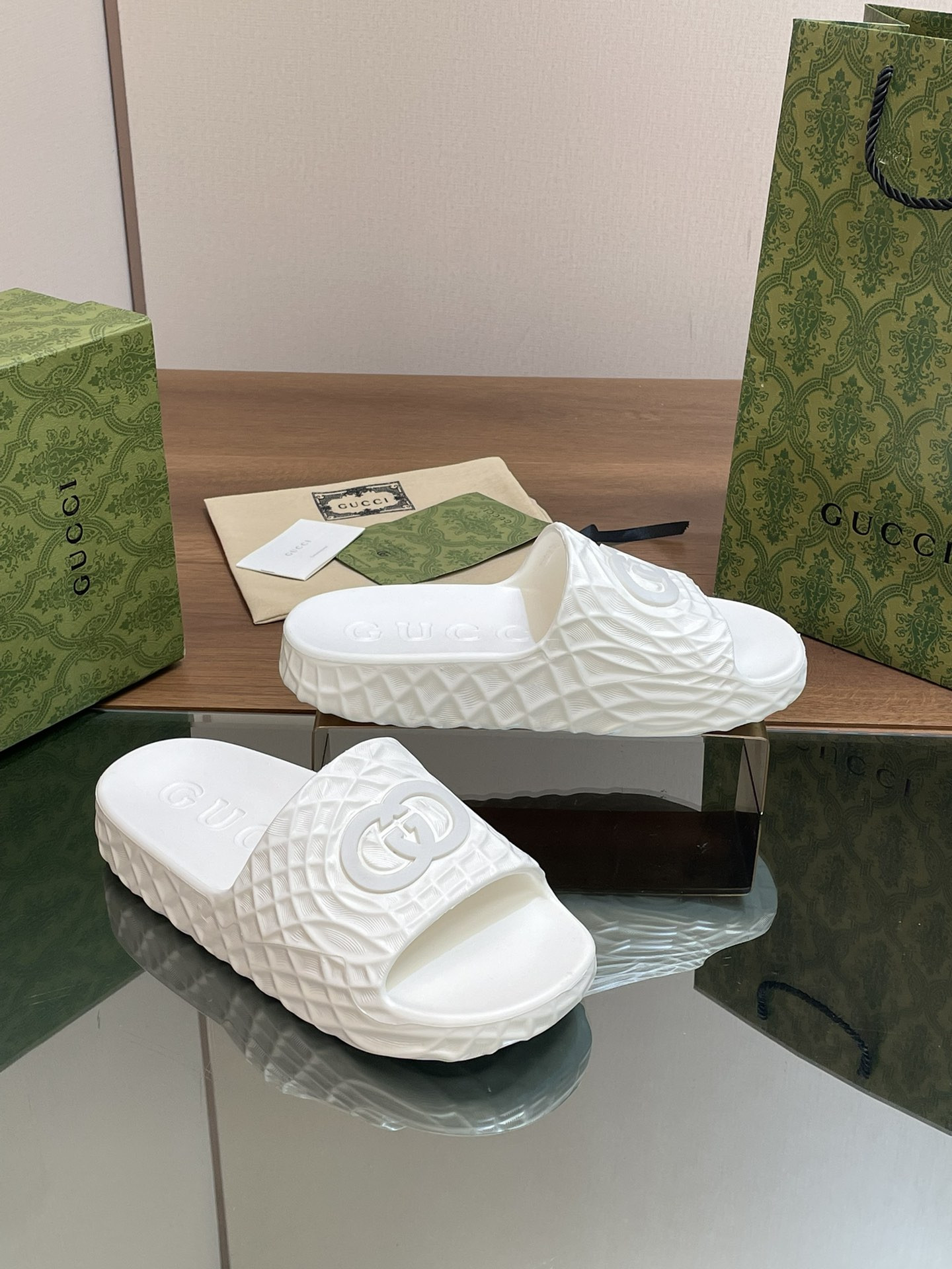 UA GUCCI INTERLOCKING G SLIDE SANDAL White