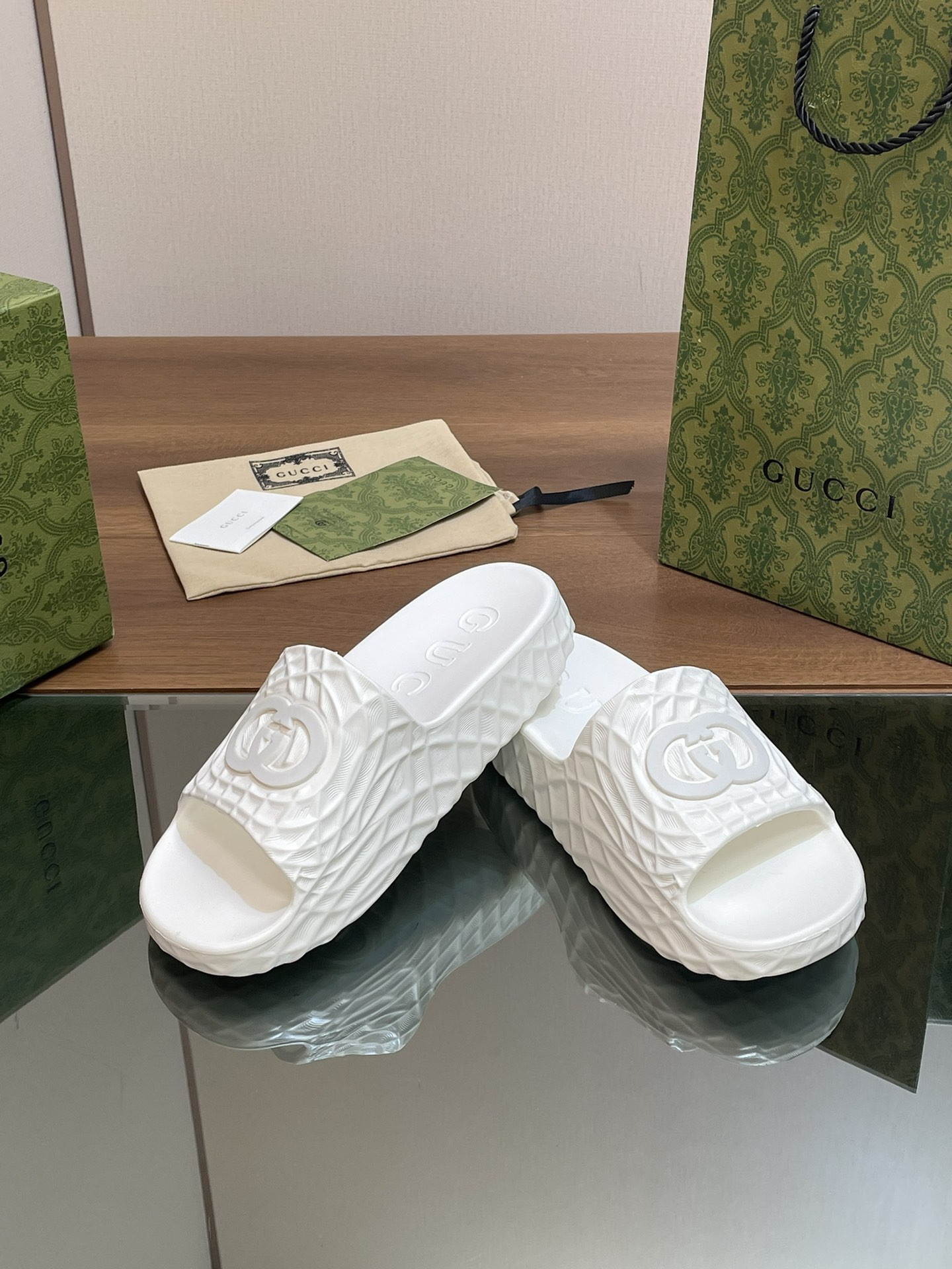 UA GUCCI INTERLOCKING G SLIDE SANDAL White