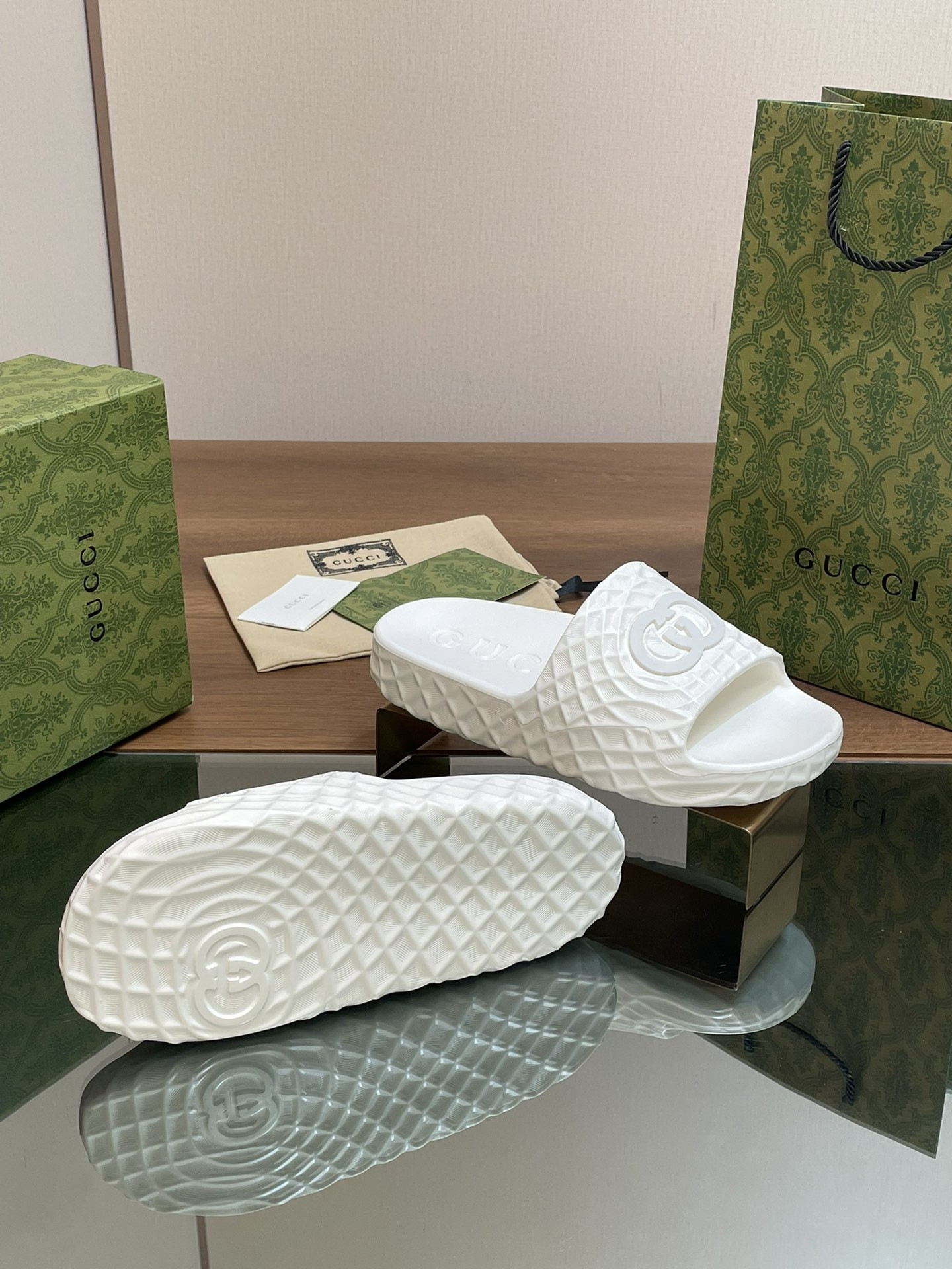 UA GUCCI INTERLOCKING G SLIDE SANDAL White