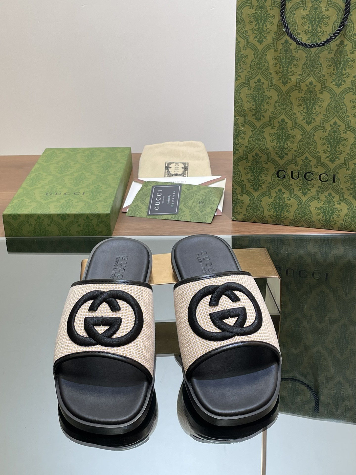 UA GUCCI INTERLOCKING G SLIDE SANDAL
