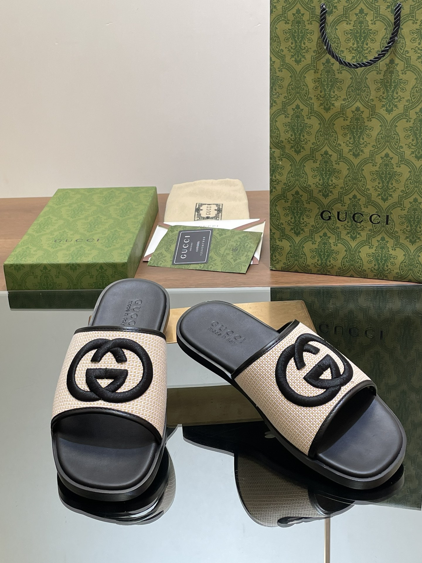 UA GUCCI INTERLOCKING G SLIDE SANDAL