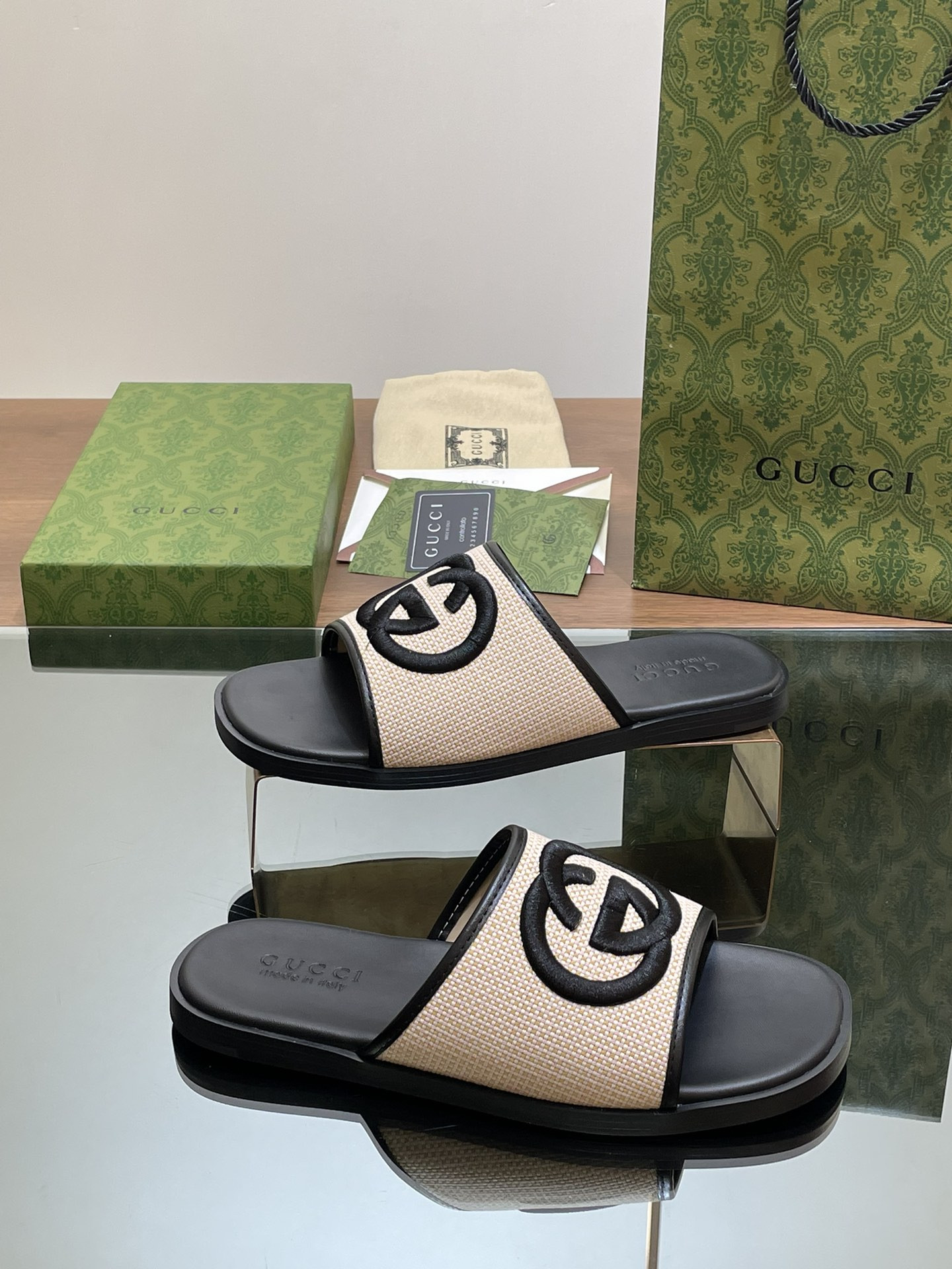 UA GUCCI INTERLOCKING G SLIDE SANDAL
