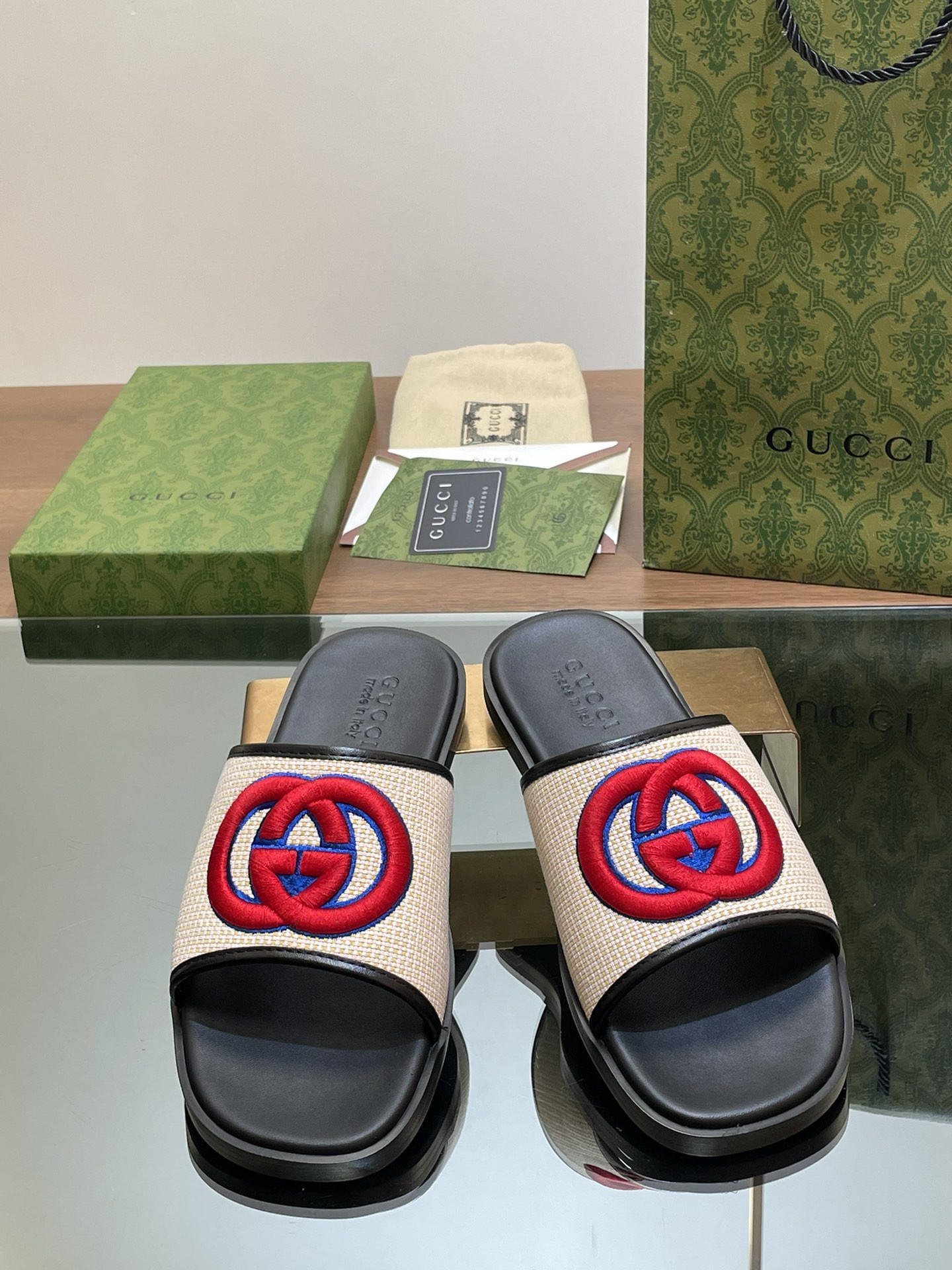 UA GUCCI INTERLOCKING G SLIDE SANDAL