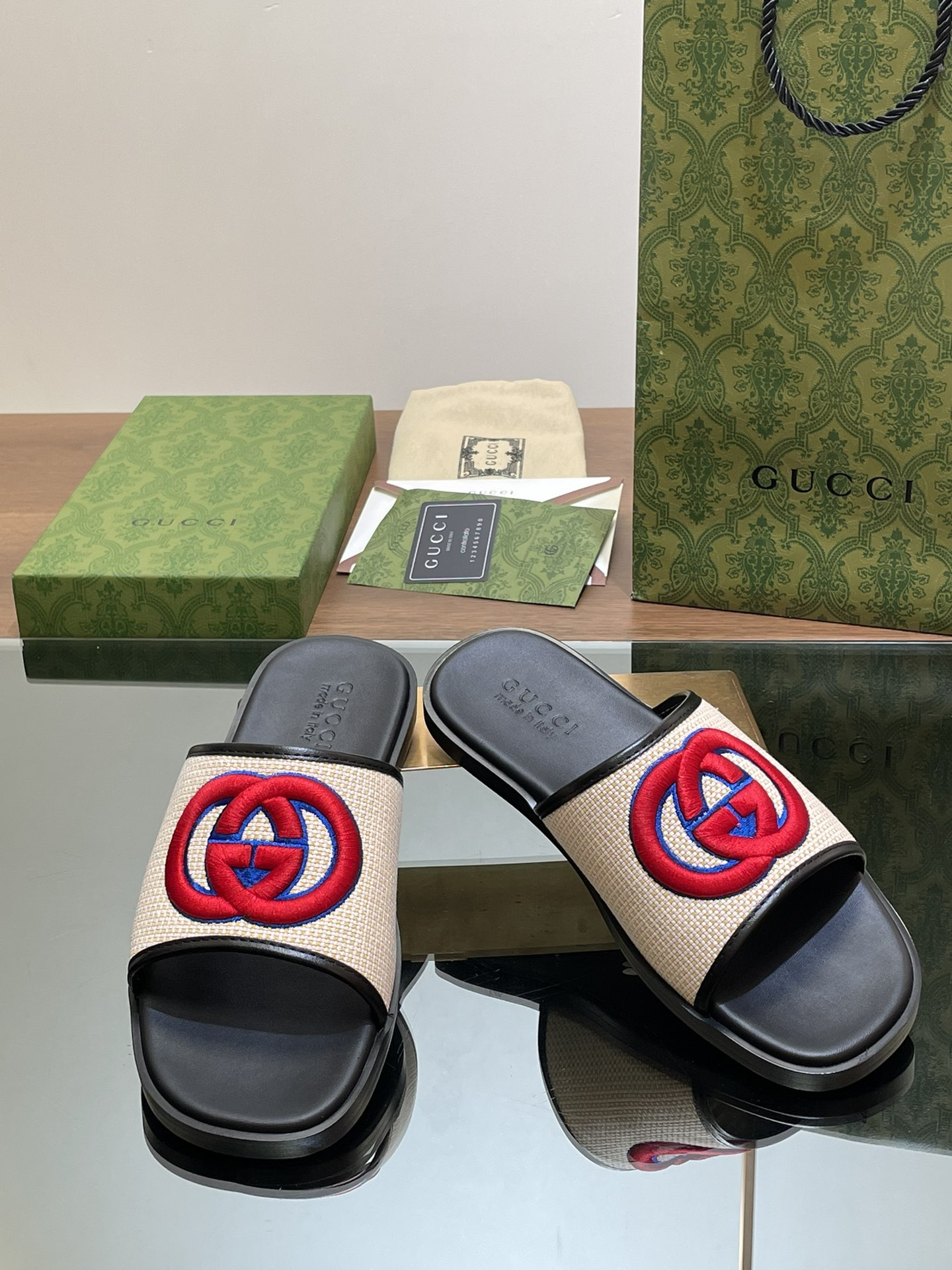 UA GUCCI INTERLOCKING G SLIDE SANDAL