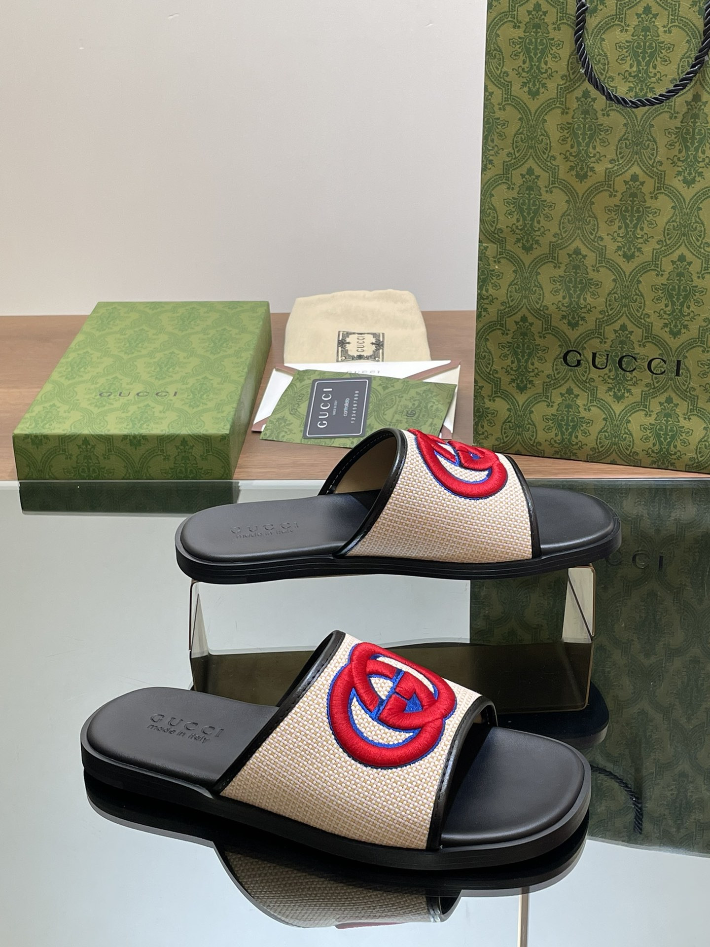 UA GUCCI INTERLOCKING G SLIDE SANDAL