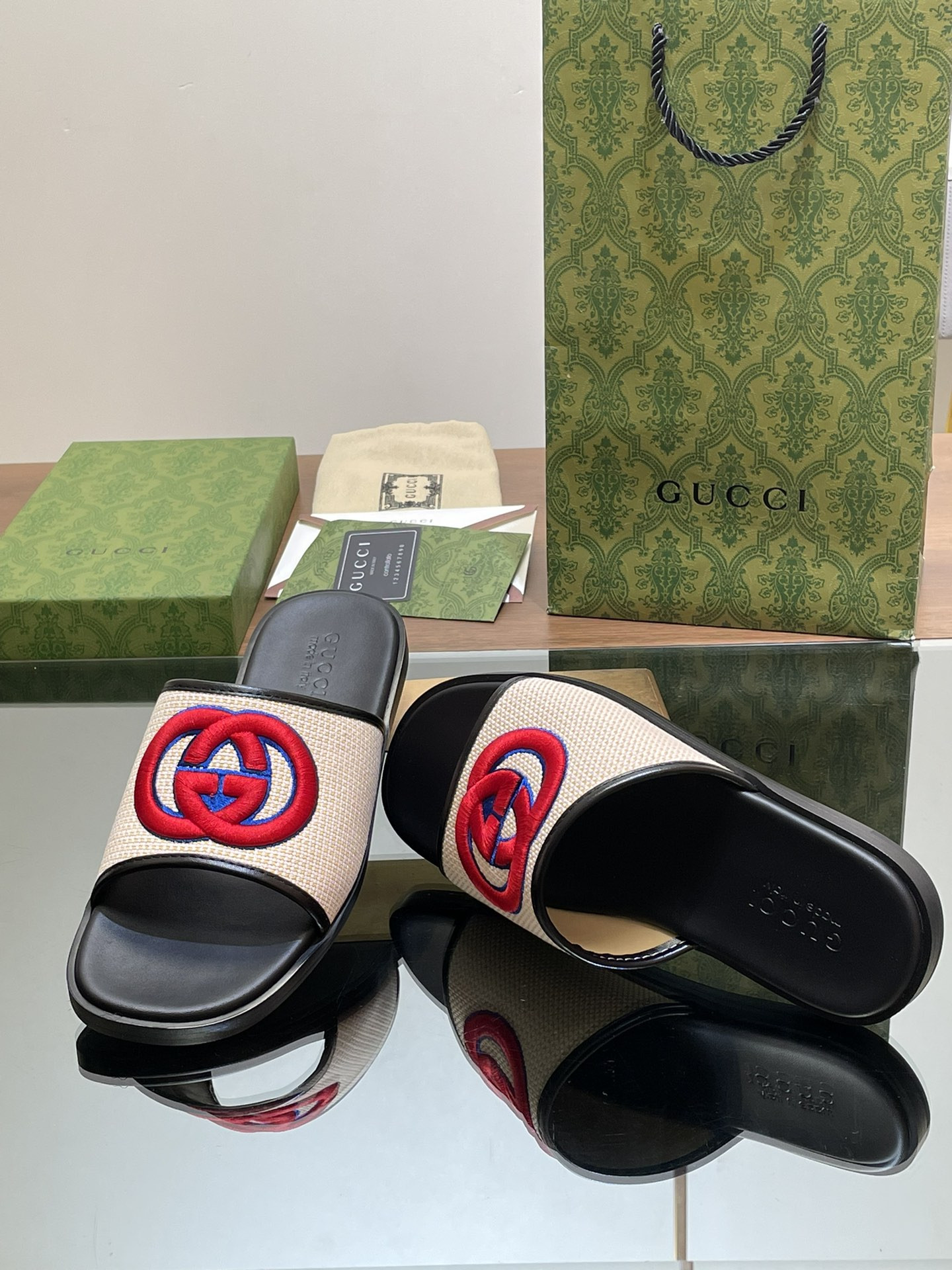 UA GUCCI INTERLOCKING G SLIDE SANDAL
