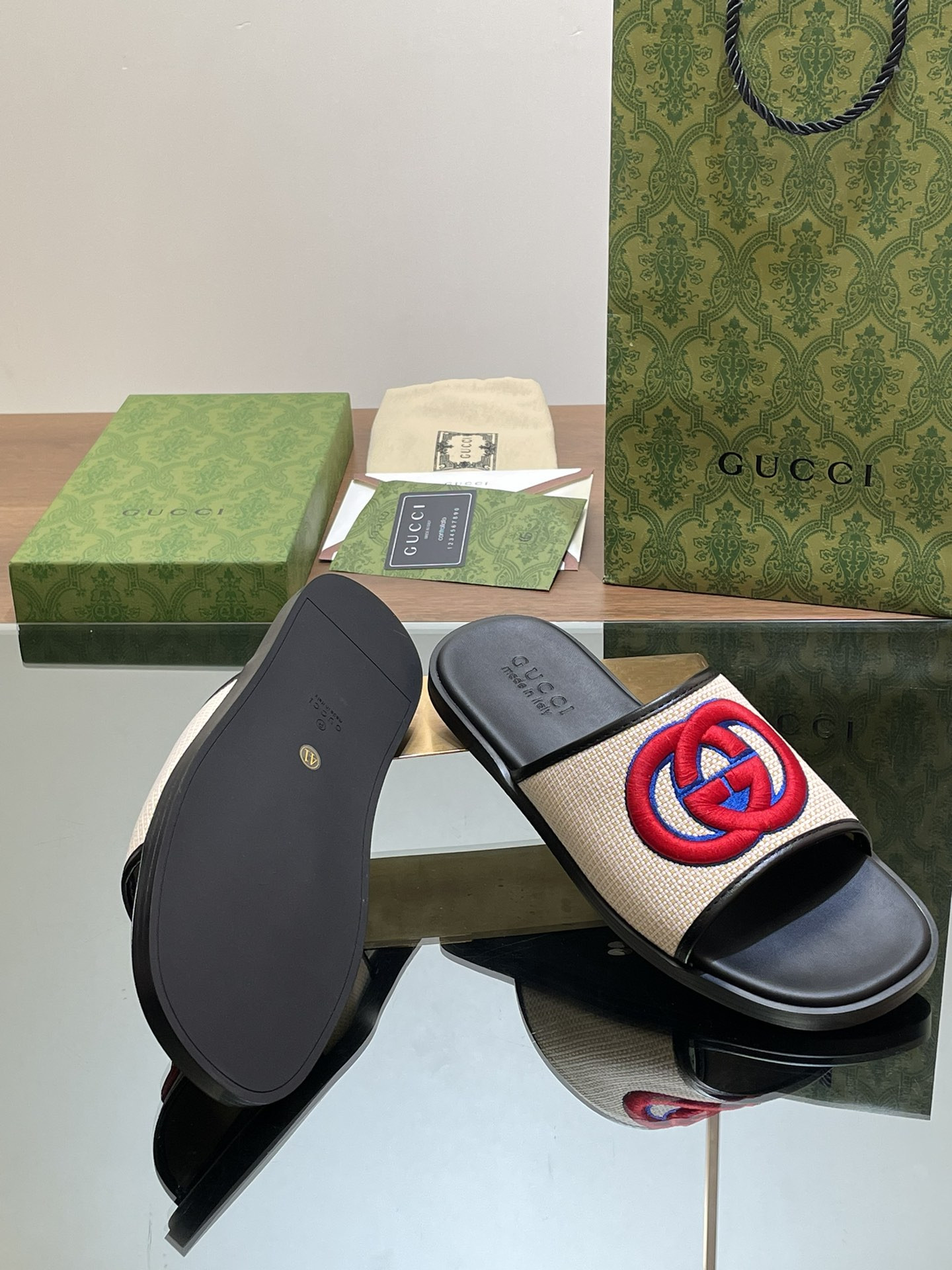 UA GUCCI INTERLOCKING G SLIDE SANDAL