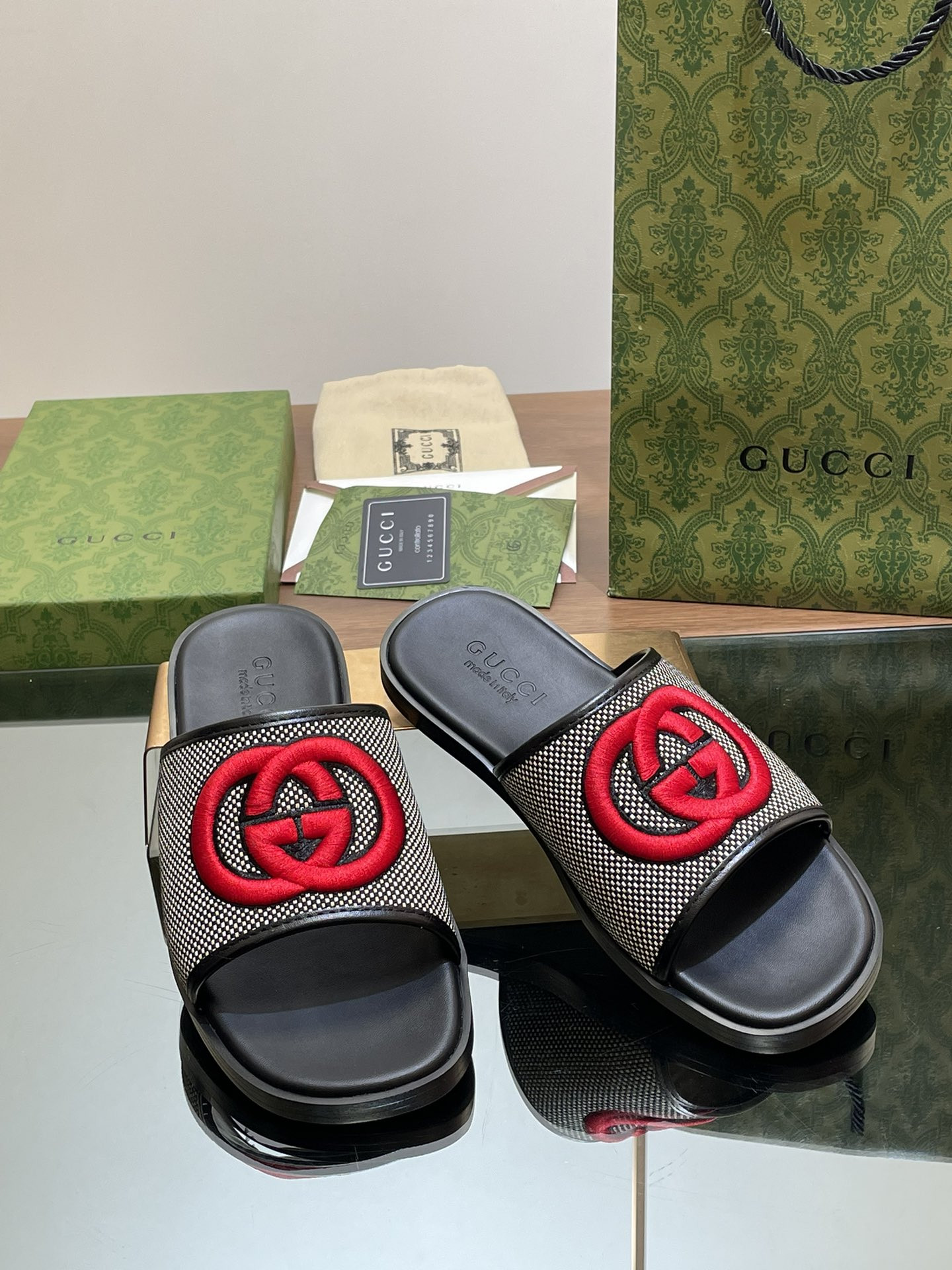 UA GUCCI INTERLOCKING G SLIDE SANDAL