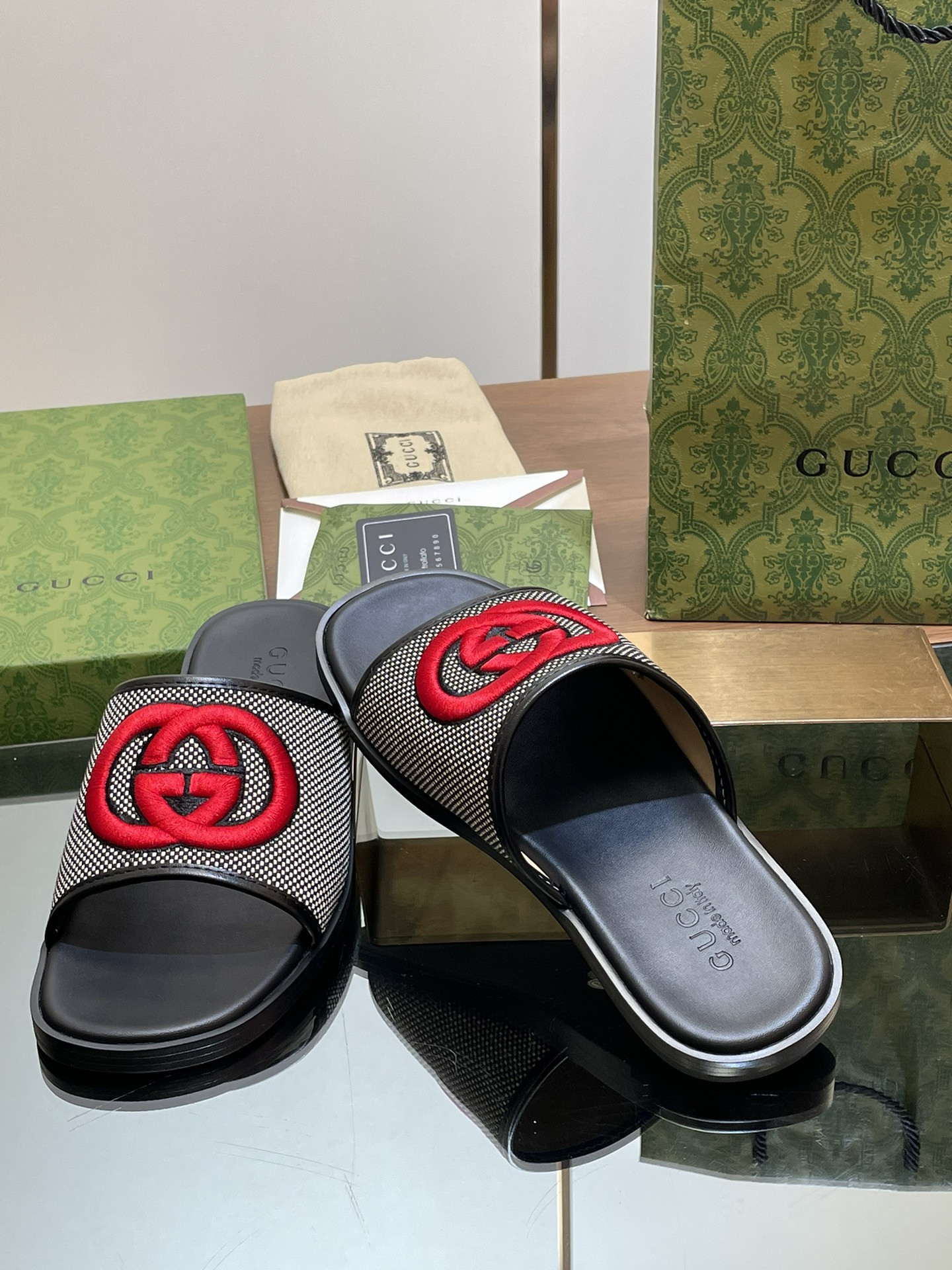 UA GUCCI INTERLOCKING G SLIDE SANDAL