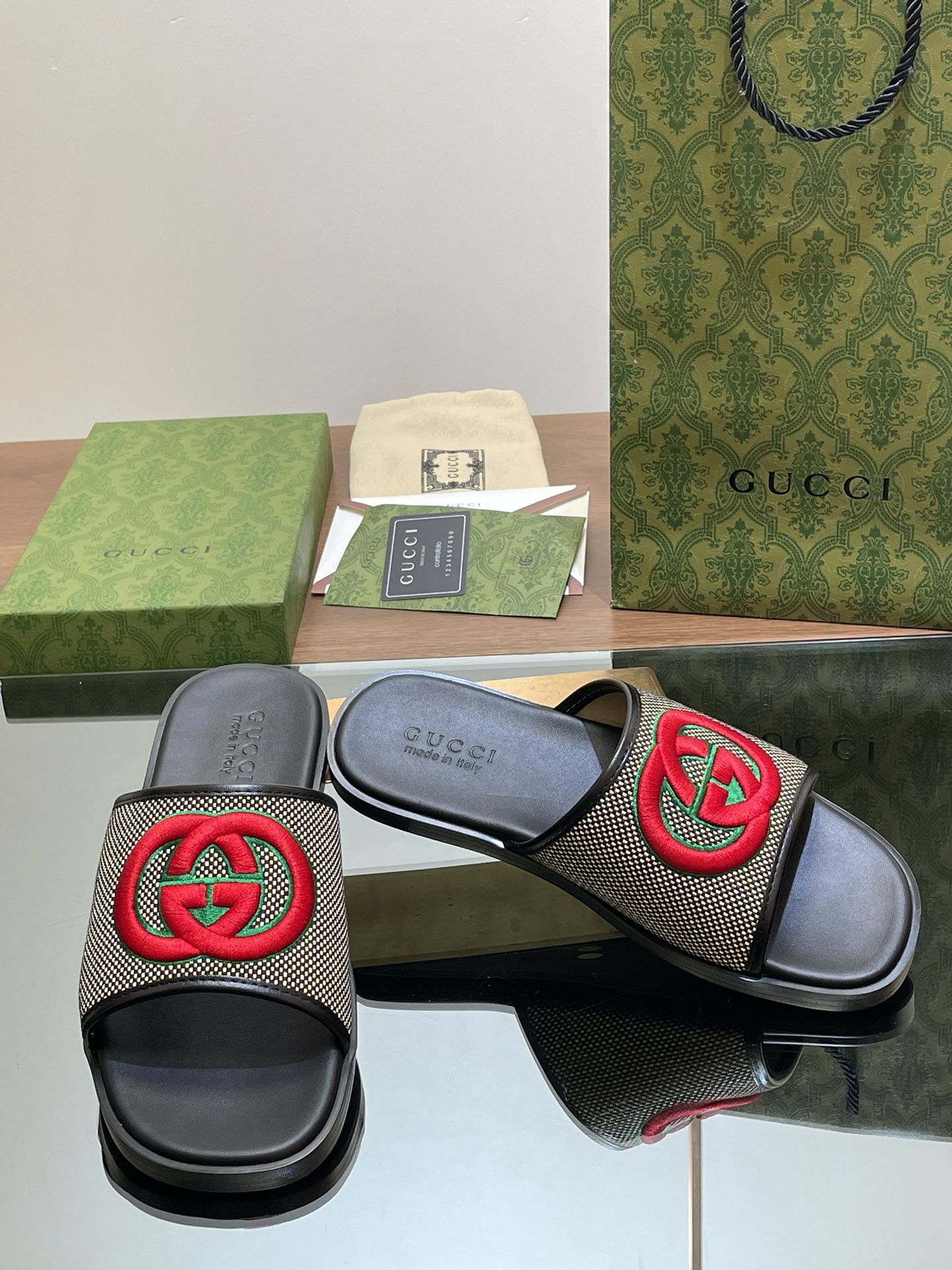UA GUCCI INTERLOCKING G SLIDE SANDAL