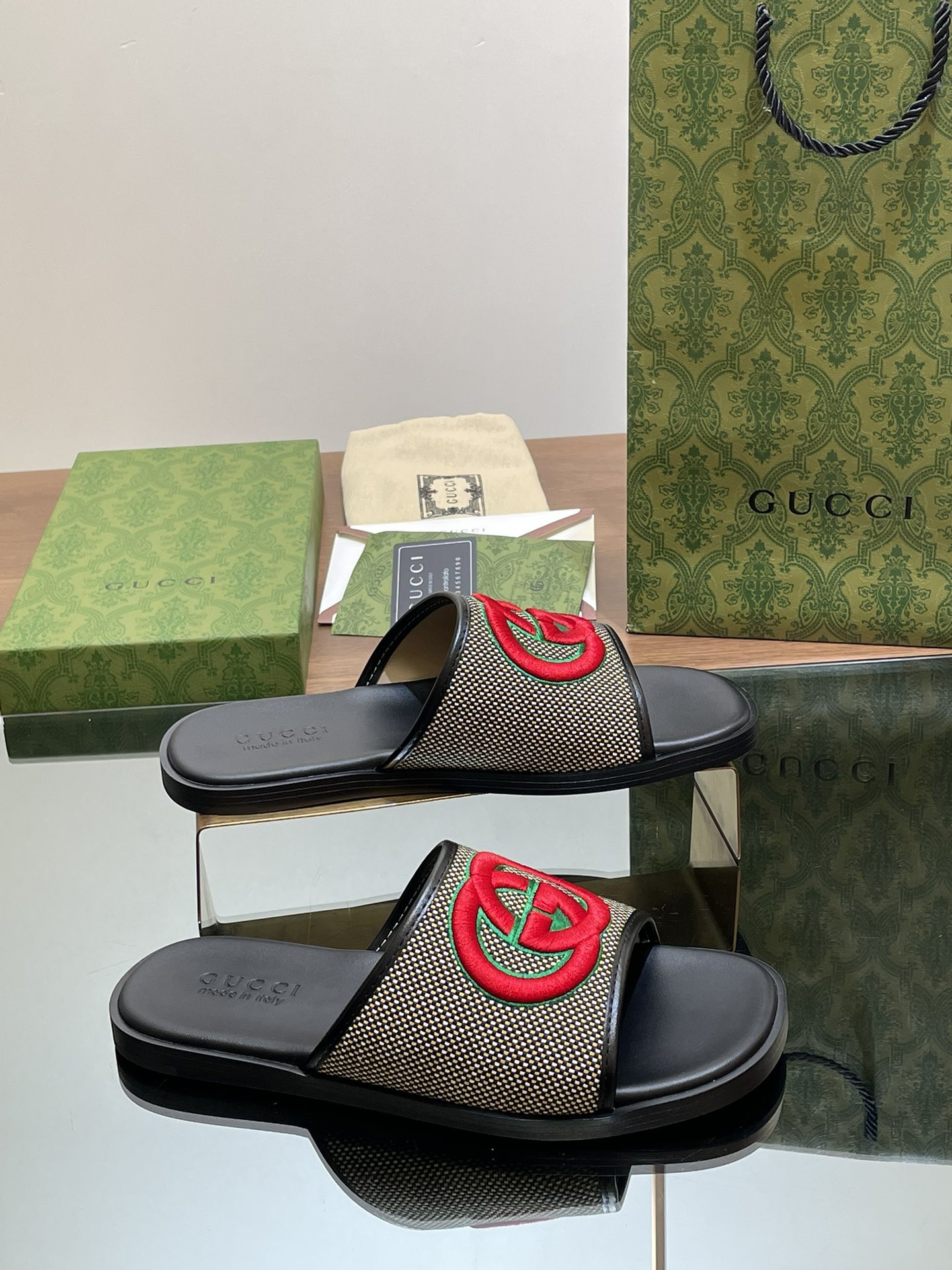 UA GUCCI INTERLOCKING G SLIDE SANDAL