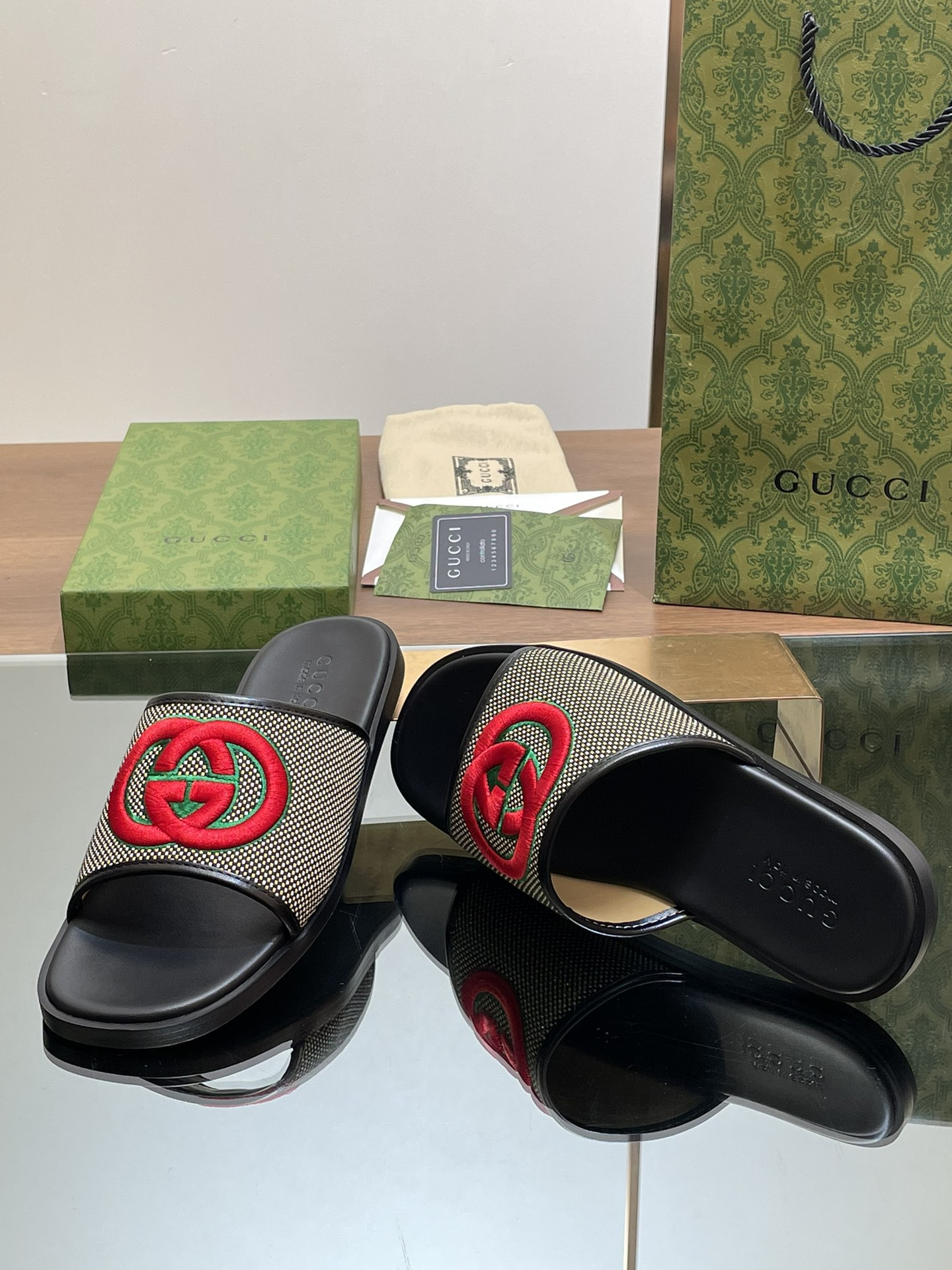UA GUCCI INTERLOCKING G SLIDE SANDAL