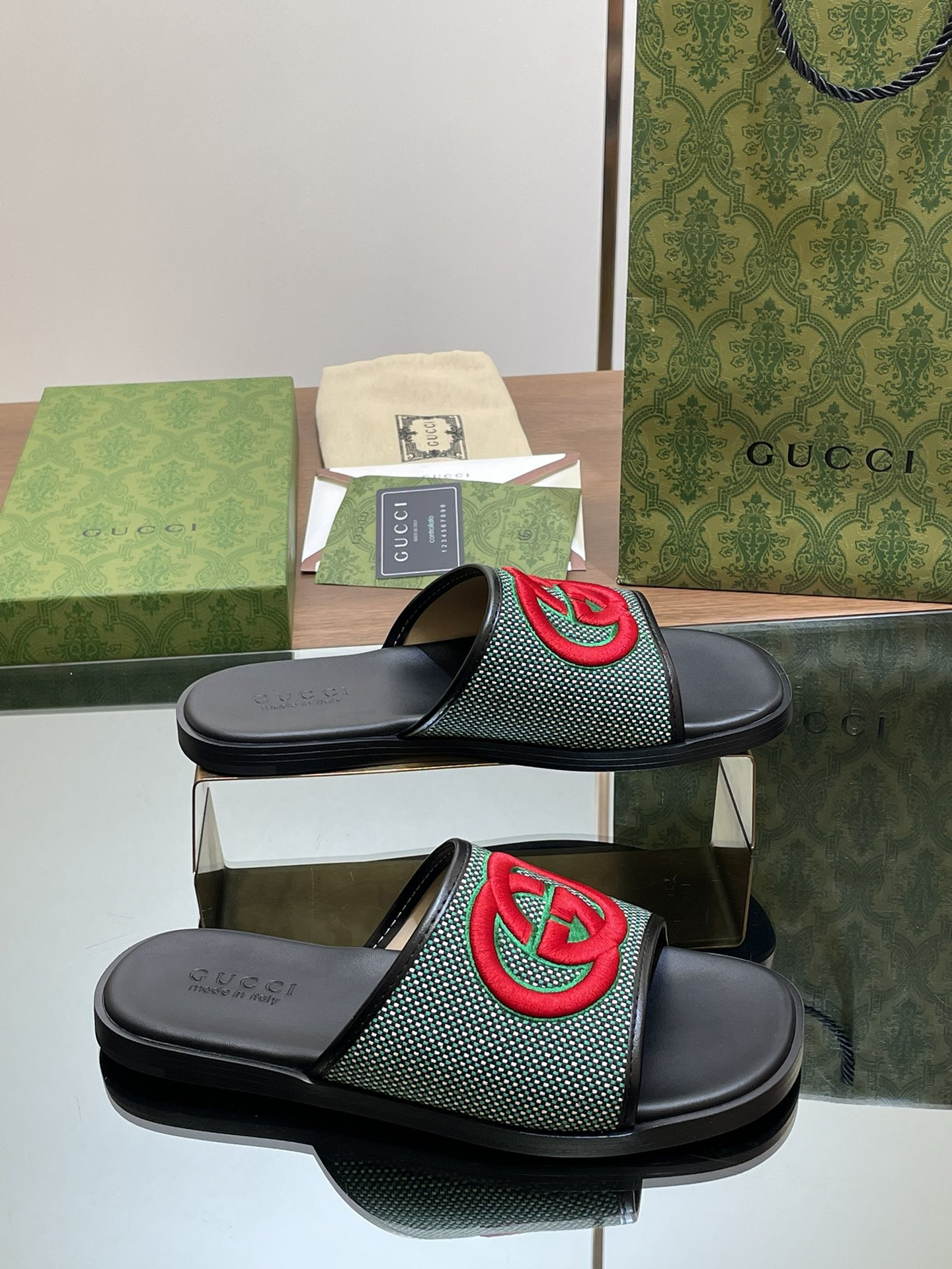 UA GUCCI INTERLOCKING G SLIDE SANDAL