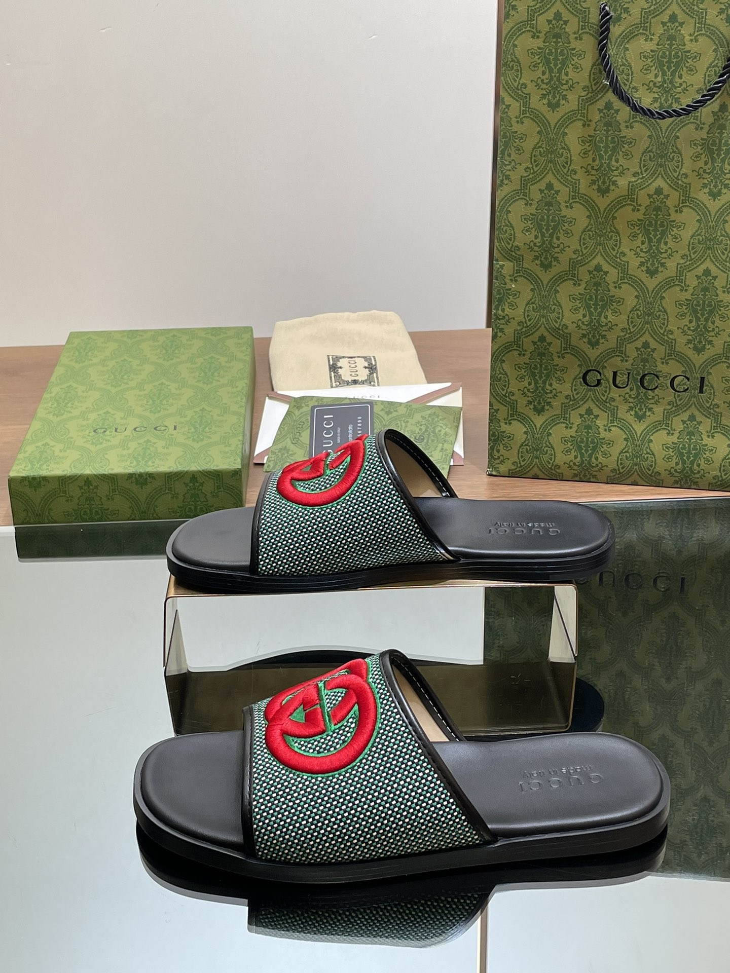 UA GUCCI INTERLOCKING G SLIDE SANDAL