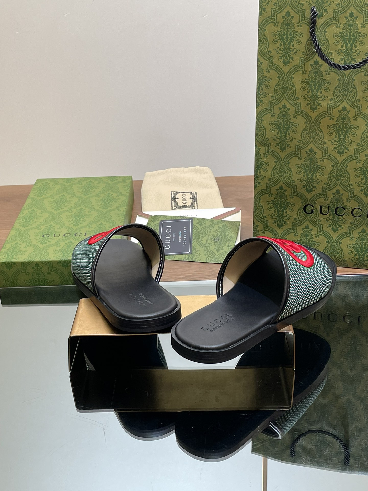 UA GUCCI INTERLOCKING G SLIDE SANDAL