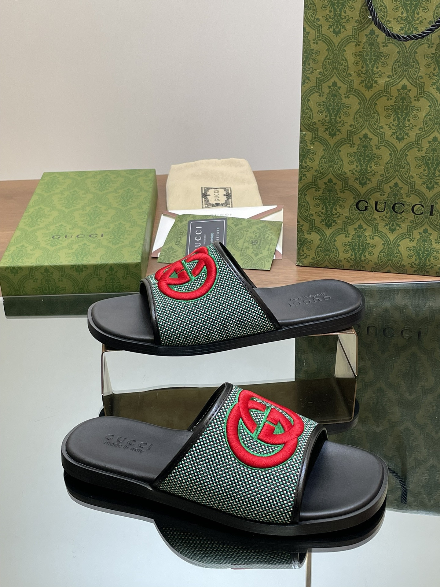 UA GUCCI INTERLOCKING G SLIDE SANDAL