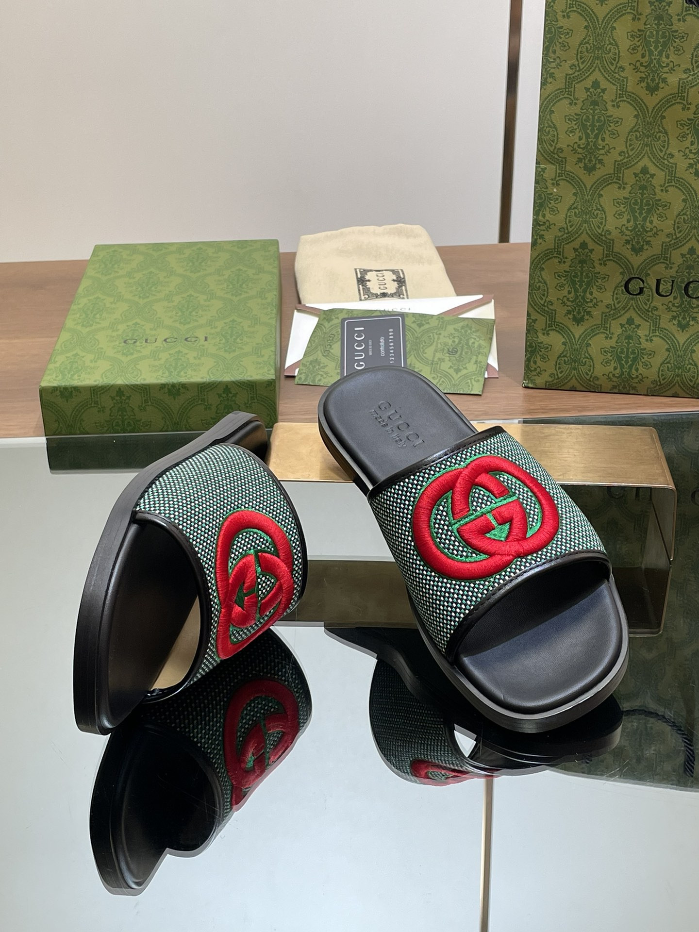 UA GUCCI INTERLOCKING G SLIDE SANDAL
