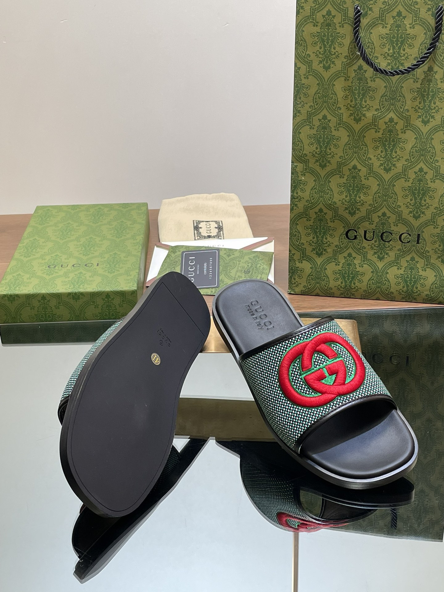 UA GUCCI INTERLOCKING G SLIDE SANDAL